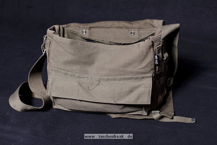 BUNDESWEHR KAMPFTASCHE GROSS\n\nFoto und Text von Carsten Wiemann - VIELEN DANK!\n\nKommentar:\n\nHi,\n\nich glaube die fehlt noch auf deiner tollen Seite, die Kampftasche klein hast du ja schon, ich hab hier die Kampftasche gro.\n\n"Die ideale unauffllige Fototasche fr den Tripp zwischendurch, hier gefllt mit Canon 5D Mk2 mit angesetztem 50mm/1.4, einem 85/1.8 und dem 17-40/4. In die Fronttasche pat noch gut ein Systemblitz und Akkus zum Wechseln. Als Polsterung dient eine zurecht geschnittene Isomatte."\n\nLG\n\nCarsten