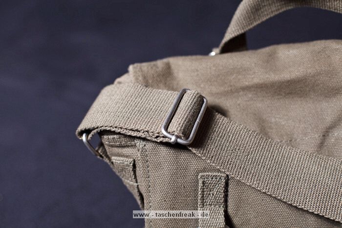 BUNDESWEHR KAMPFTASCHE GROSS\n\nFoto und Text von Carsten Wiemann - VIELEN DANK!\n\nKommentar:\n\nHi,\n\nich glaube die fehlt noch auf deiner tollen Seite, die Kampftasche klein hast du ja schon, ich hab hier die Kampftasche gro.\n\n"Die ideale unauffllige Fototasche fr den Tripp zwischendurch, hier gefllt mit Canon 5D Mk2 mit angesetztem 50mm/1.4, einem 85/1.8 und dem 17-40/4. In die Fronttasche pat noch gut ein Systemblitz und Akkus zum Wechseln. Als Polsterung dient eine zurecht geschnittene Isomatte."\n\nLG\n\nCarsten