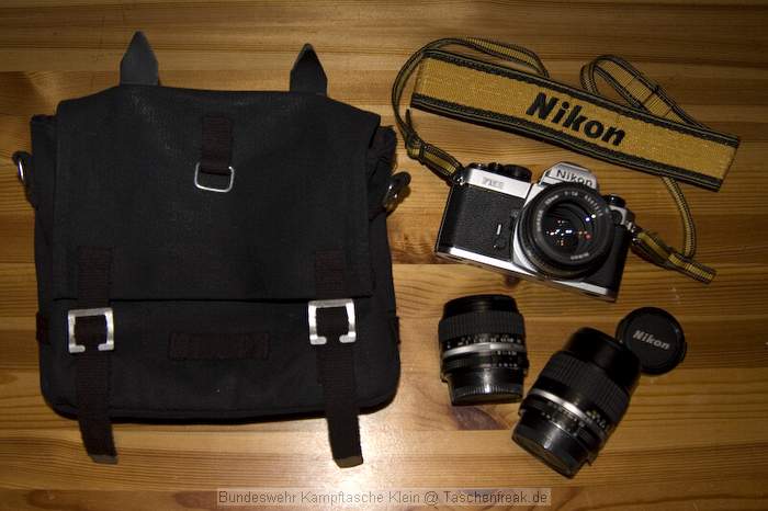 Bundeswehr Kampftasche Klein\n\nFoto von Denis Hauser - DANKE DIR!\n\nKommentar des Nutzers:\n\nTyp: BW Kampftasche klein\n\nInhalt: Nikon FM2n + 28 mm f2.8 + 50 mm f1.4 + 105 mm f2.5\n\nFarbe: schwarz oder oliv\n\nMaterial: imprgniertes Segeltuch\n\nPreis: ca. 5,- bis 10,- Euro\n\nHndler: hat jeder Army-Shop\n\nFazit: Die etwas andere Fototasche, billig, praktisch,\nstabil, kompakt und unauffllig im Alltag zu verwenden.