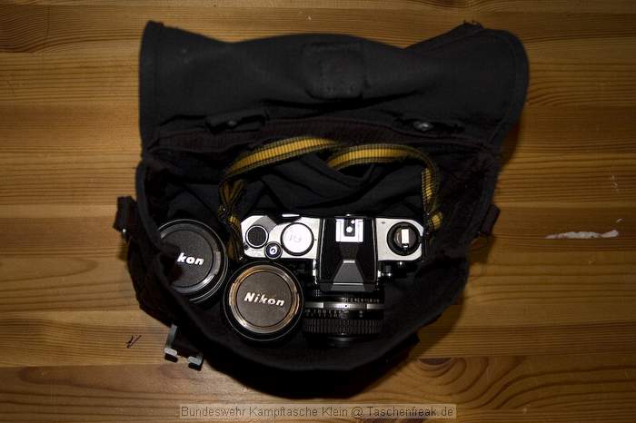Bundeswehr Kampftasche Klein\n\nFoto von Denis Hauser - DANKE DIR!\n\nKommentar des Nutzers:\n\nTyp: BW Kampftasche klein\n\nInhalt: Nikon FM2n + 28 mm f2.8 + 50 mm f1.4 + 105 mm f2.5\n\nFarbe: schwarz oder oliv\n\nMaterial: imprgniertes Segeltuch\n\nPreis: ca. 5,- bis 10,- Euro\n\nHndler: hat jeder Army-Shop\n\nFazit: Die etwas andere Fototasche, billig, praktisch,\nstabil, kompakt und unauffllig im Alltag zu verwenden.