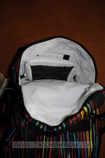 BURTON ZOOM PACK - TOKYO LIGHTS 2010 - 28L\n\nFoto und Kommentar von Oliver Wutscher - VIELEN DANK!\n\nKommentar:\n\nBURTON Zoom Pack "Tokyo Lights" 28L  2010\n\nMae wie beim Vorgnger \n\nFassungsvermgen: 28l\nauen: 53cm x 30cm x 23cm\ninnen Fotofach: 38cm x 27cm x 15 cm\nmassig Platz fr Kamera, Objektive, Blitz und sonstiges Zubehr ( Klettverschlsse verstellbar )\n\nGewicht ca. 2 kg, fhlt sich aber leichter an\nMaterial aus 420D High-Density Nylon / 450D Polyester\n\nPolsterung und Bauart fhlen sich bequem am Rcken an.\n\nAn der Seite befinden sich 4 Taschen ( 2 Klettverschluss, 1 Reisverschluss & Netztasche) fr Getrnke, Kleinkram und Sonstiges.\n\nAn der Frontseite befindet sich eine Boardbefestigung (Skateboard o. Snowboard), Schaufelfach, Notebookfach( fr 15,4", natrlich auch fr andere Dinge nutzbar wie Kleidung,..), kleines Fach mit Fleece Seitenwnden fr Brille oder Mp3 Player + Kabelfhrung (kleines Loch an der Seitenwand fr Headphonekabel) & ein etwas greres Staufach mit herausnehmbarer Verstautasche fr Kabel, Akku,etc.\n\nDie gut gepolsterte Rckseite beinhaltet den Fotoblock, der auch herausnehmbar ist und als Schultertasche verwendet werden kann. Der Fotoblock wirkt sehr stabil und gerumig. Bei geffnetem Zustand der Rckseite verbergen sich nochmals 2 recht groe Netzstaufcher fr Speicherkarten, etc.\n\nAm Beckengurt sind  2 kleine RV - Taschen.\n\nIn der Variante "Tokyo Lights" wirkt der Rucksack ziemlich stylish und deswegen auch nicht sehr unauffllig. Man wrde aber nie vermuten das es sich hier um einen Fotorucksack handelt!\n\nPreis beluft sich auf ca. 119-129 \n\nFazit: Fr ca. 130 nicht gerade der billigste, jedoch bekommt man dafr auch was geboten. Design eher auf Skate & Snowboarder zugeschnitten. Feiner, bequemer Rucksack!