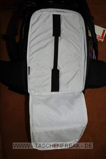 BURTON ZOOM PACK - TOKYO LIGHTS 2010 - 28L\n\nFoto und Kommentar von Oliver Wutscher - VIELEN DANK!\n\nKommentar:\n\nBURTON Zoom Pack "Tokyo Lights" 28L  2010\n\nMae wie beim Vorgnger \n\nFassungsvermgen: 28l\nauen: 53cm x 30cm x 23cm\ninnen Fotofach: 38cm x 27cm x 15 cm\nmassig Platz fr Kamera, Objektive, Blitz und sonstiges Zubehr ( Klettverschlsse verstellbar )\n\nGewicht ca. 2 kg, fhlt sich aber leichter an\nMaterial aus 420D High-Density Nylon / 450D Polyester\n\nPolsterung und Bauart fhlen sich bequem am Rcken an.\n\nAn der Seite befinden sich 4 Taschen ( 2 Klettverschluss, 1 Reisverschluss & Netztasche) fr Getrnke, Kleinkram und Sonstiges.\n\nAn der Frontseite befindet sich eine Boardbefestigung (Skateboard o. Snowboard), Schaufelfach, Notebookfach( fr 15,4", natrlich auch fr andere Dinge nutzbar wie Kleidung,..), kleines Fach mit Fleece Seitenwnden fr Brille oder Mp3 Player + Kabelfhrung (kleines Loch an der Seitenwand fr Headphonekabel) & ein etwas greres Staufach mit herausnehmbarer Verstautasche fr Kabel, Akku,etc.\n\nDie gut gepolsterte Rckseite beinhaltet den Fotoblock, der auch herausnehmbar ist und als Schultertasche verwendet werden kann. Der Fotoblock wirkt sehr stabil und gerumig. Bei geffnetem Zustand der Rckseite verbergen sich nochmals 2 recht groe Netzstaufcher fr Speicherkarten, etc.\n\nAm Beckengurt sind  2 kleine RV - Taschen.\n\nIn der Variante "Tokyo Lights" wirkt der Rucksack ziemlich stylish und deswegen auch nicht sehr unauffllig. Man wrde aber nie vermuten das es sich hier um einen Fotorucksack handelt!\n\nPreis beluft sich auf ca. 119-129 \n\nFazit: Fr ca. 130 nicht gerade der billigste, jedoch bekommt man dafr auch was geboten. Design eher auf Skate & Snowboarder zugeschnitten. Feiner, bequemer Rucksack!