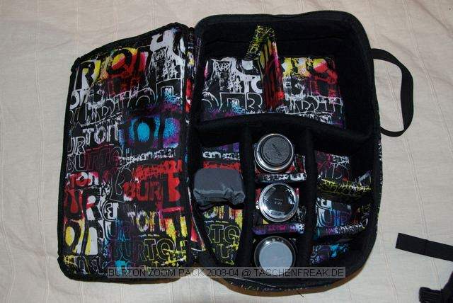 BURTON ZOOMPACK\n\nFoto von Maximilian Helmreich - VIELEN DANK!\n\nKommentar des Nutzers:\n\nHi liebe Leute von Taschenfreak,\n\nerstmal Respekt an eure Seite! Hat mir wirklich sehr geholfen einen \nÜberblick zu bekommen was es alles so für Taschen gibt und ich bin mir \nsicher das ich noch das ein oder andere Mal vorbeischauen werde ;) \n\nIhr  habt ja auch Bilder vom Burton Zoompack drin und nachdem meiner heute\nganz neu bei mir eintraf habe ich mir gedacht ich schick euch mal ein \npaar Bilder. \n\nGenau den habt ihr noch nicht drin... \n\nIst der ganz aktuelle.\n\nFalls ihr mehr oder andere Bilder haben wollt, sagte einfach bescheid \ndann mach ich noch welche.\n\nFalls ihr die Bilder nicht haben wollt, dann halt nicht ;) \n\nAlso macht eure Seite weiter so. Ich find sie klasse!\n\nGrüße Max