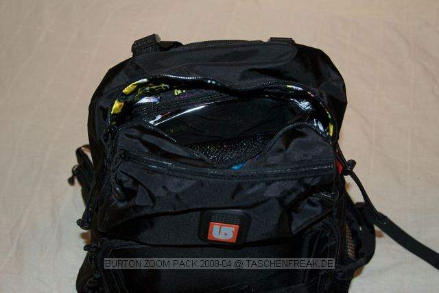 BURTON ZOOMPACK\n\nFoto von Maximilian Helmreich - VIELEN DANK!\n\nKommentar des Nutzers:\n\nHi liebe Leute von Taschenfreak,\n\nerstmal Respekt an eure Seite! Hat mir wirklich sehr geholfen einen \nÜberblick zu bekommen was es alles so für Taschen gibt und ich bin mir \nsicher das ich noch das ein oder andere Mal vorbeischauen werde ;) \n\nIhr  habt ja auch Bilder vom Burton Zoompack drin und nachdem meiner heute\nganz neu bei mir eintraf habe ich mir gedacht ich schick euch mal ein \npaar Bilder. \n\nGenau den habt ihr noch nicht drin... \n\nIst der ganz aktuelle.\n\nFalls ihr mehr oder andere Bilder haben wollt, sagte einfach bescheid \ndann mach ich noch welche.\n\nFalls ihr die Bilder nicht haben wollt, dann halt nicht ;) \n\nAlso macht eure Seite weiter so. Ich find sie klasse!\n\nGrüße Max