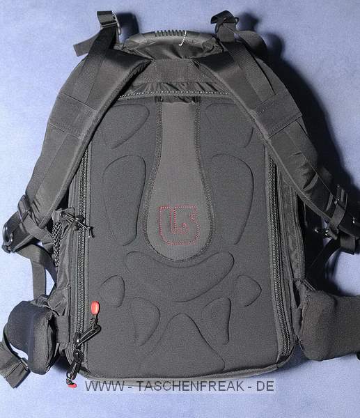 BURTON ZOOM PRO PACK 30L MODELL 2009\n\nFoto und text von J. Reisinger - VIELEN DANK!\n\nKommentar:\n\n- Maße außen (HxBxT): ca. 58x33x24 cm \n- Maße innen Fotoblock (HxBxT): ca. 40x30x15 cm \n- eine Kamera mit Batteriegriff passt gut rein \n- robust gebaut, stabiler Fotoblock \n- gut gepolstert \n- sehr bequem zu tragen: Schultergurte und Beckengurt hervorragend gepolstert \n- variable Einstellmöglichkeiten zur Anpassung des Tragesystems \n- unauffälliges Design, sieht nicht aus wie ein Foto-Rucksack \n- der Rucksack ist sogar mit einem eingearbeiteten, leichten Rahmen versehen, der unheimlich viel Stabilität bringt \n- variable Inneneinteilung, aber: das rote auf den Bildern ist glattes Polyester, d.h. hier haftet kein Klett! \n- am Rücken zu öffnen: somit bleibt der Rücken trocken, wenn der Rucksack im Schnee liegt; der umlaufende RV ist gut zu bedienen \n- Fotoblock kann noch extra durch weiteren Deckel mit RV verschlossen werden \n- Besonderheit: Der Fotoblock kann herausgenommen werden und ist sogar mit einem Tragegriff versehen. \n- 2 Taschen an der Innseite des Rückenteils für Speicherkarten o.ä. Kleinkram \n- der Boden zwischen Fotoabteil und Deckeltasche kann durch einen RV geöffnet werden \n- in der weit zu öffnenden Deckeltasche am oberen Teil des Rucksacks ist noch reichlich Platz für Handschuhe plus Schneebrille u.v.m.; Innenmaße der Deckeltasche (HxBxT): ca. 15x32x16 cm. In dieser Tasche ist eine weitere kleine, herausnehmbare Tasche mit Klarsichtfenster per Klett befestigt (z.B. für Akkus, um diese am warmen Körper tragen zu können). \n- kleine separate Speicherkartentasche \n- Davor noch eine Deckeltasche für Brille o.ä. \n- weitere kleine Tasche mit RV \n- flaches Frontfach für Laptop (abgebildeter Laptop 15,4“ passt genau rein) oder Trinkbeutel oder Mütze + Unterhemd \n- 1 kleine RV-Tasche am Hüftgurt \n- große seitliche Taschen außen unten für Flasche + Kleinkram \n- seitliche Taschen über die gesamte Seite für Stativ und/oder Lawinensonde, Stil der Lawinenschaufel \n- Fronttasche für Schaufelblatt \n- weitere Befestigungsmöglichkeiten für Zubehör \n- Befestigungsmöglichkeit für Snowboard \n- Verbesserungsvorschlag: die Reißverschlüsse könnten z.B. durch Abdeckungen besser abgedichtet sein \n\nFazit: Für den Preis (ca. 160 Euro) ein ziemlich sehr geräumiger und komfortabler Foto-Rucksack.\n\n© J. Reisinger / www.jr-teams.com