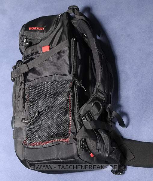 BURTON ZOOM PRO PACK 30L MODELL 2009\n\nFoto und text von J. Reisinger - VIELEN DANK!\n\nKommentar:\n\n- Mae auen (HxBxT): ca. 58x33x24 cm \n- Mae innen Fotoblock (HxBxT): ca. 40x30x15 cm \n- eine Kamera mit Batteriegriff passt gut rein \n- robust gebaut, stabiler Fotoblock \n- gut gepolstert \n- sehr bequem zu tragen: Schultergurte und Beckengurt hervorragend gepolstert \n- variable Einstellmglichkeiten zur Anpassung des Tragesystems \n- unaufflliges Design, sieht nicht aus wie ein Foto-Rucksack \n- der Rucksack ist sogar mit einem eingearbeiteten, leichten Rahmen versehen, der unheimlich viel Stabilitt bringt \n- variable Inneneinteilung, aber: das rote auf den Bildern ist glattes Polyester, d.h. hier haftet kein Klett! \n- am Rcken zu ffnen: somit bleibt der Rcken trocken, wenn der Rucksack im Schnee liegt; der umlaufende RV ist gut zu bedienen \n- Fotoblock kann noch extra durch weiteren Deckel mit RV verschlossen werden \n- Besonderheit: Der Fotoblock kann herausgenommen werden und ist sogar mit einem Tragegriff versehen. \n- 2 Taschen an der Innseite des Rckenteils fr Speicherkarten o.. Kleinkram \n- der Boden zwischen Fotoabteil und Deckeltasche kann durch einen RV geffnet werden \n- in der weit zu ffnenden Deckeltasche am oberen Teil des Rucksacks ist noch reichlich Platz fr Handschuhe plus Schneebrille u.v.m.; Innenmae der Deckeltasche (HxBxT): ca. 15x32x16 cm. In dieser Tasche ist eine weitere kleine, herausnehmbare Tasche mit Klarsichtfenster per Klett befestigt (z.B. fr Akkus, um diese am warmen Krper tragen zu knnen). \n- kleine separate Speicherkartentasche \n- Davor noch eine Deckeltasche fr Brille o.. \n- weitere kleine Tasche mit RV \n- flaches Frontfach fr Laptop (abgebildeter Laptop 15,4 passt genau rein) oder Trinkbeutel oder Mtze + Unterhemd \n- 1 kleine RV-Tasche am Hftgurt \n- groe seitliche Taschen auen unten fr Flasche + Kleinkram \n- seitliche Taschen ber die gesamte Seite fr Stativ und/oder Lawinensonde, Stil der Lawinenschaufel \n- Fronttasche fr Schaufelblatt \n- weitere Befestigungsmglichkeiten fr Zubehr \n- Befestigungsmglichkeit fr Snowboard \n- Verbesserungsvorschlag: die Reiverschlsse knnten z.B. durch Abdeckungen besser abgedichtet sein \n\nFazit: Fr den Preis (ca. 160 Euro) ein ziemlich sehr gerumiger und komfortabler Foto-Rucksack.\n\n© J. Reisinger / www.jr-teams.com