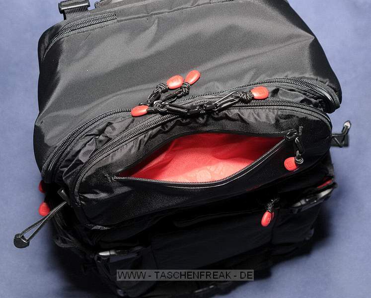 BURTON ZOOM PRO PACK 30L MODELL 2009\n\nFoto und text von J. Reisinger - VIELEN DANK!\n\nKommentar:\n\n- Mae auen (HxBxT): ca. 58x33x24 cm \n- Mae innen Fotoblock (HxBxT): ca. 40x30x15 cm \n- eine Kamera mit Batteriegriff passt gut rein \n- robust gebaut, stabiler Fotoblock \n- gut gepolstert \n- sehr bequem zu tragen: Schultergurte und Beckengurt hervorragend gepolstert \n- variable Einstellmglichkeiten zur Anpassung des Tragesystems \n- unaufflliges Design, sieht nicht aus wie ein Foto-Rucksack \n- der Rucksack ist sogar mit einem eingearbeiteten, leichten Rahmen versehen, der unheimlich viel Stabilitt bringt \n- variable Inneneinteilung, aber: das rote auf den Bildern ist glattes Polyester, d.h. hier haftet kein Klett! \n- am Rcken zu ffnen: somit bleibt der Rcken trocken, wenn der Rucksack im Schnee liegt; der umlaufende RV ist gut zu bedienen \n- Fotoblock kann noch extra durch weiteren Deckel mit RV verschlossen werden \n- Besonderheit: Der Fotoblock kann herausgenommen werden und ist sogar mit einem Tragegriff versehen. \n- 2 Taschen an der Innseite des Rckenteils fr Speicherkarten o.. Kleinkram \n- der Boden zwischen Fotoabteil und Deckeltasche kann durch einen RV geffnet werden \n- in der weit zu ffnenden Deckeltasche am oberen Teil des Rucksacks ist noch reichlich Platz fr Handschuhe plus Schneebrille u.v.m.; Innenmae der Deckeltasche (HxBxT): ca. 15x32x16 cm. In dieser Tasche ist eine weitere kleine, herausnehmbare Tasche mit Klarsichtfenster per Klett befestigt (z.B. fr Akkus, um diese am warmen Krper tragen zu knnen). \n- kleine separate Speicherkartentasche \n- Davor noch eine Deckeltasche fr Brille o.. \n- weitere kleine Tasche mit RV \n- flaches Frontfach fr Laptop (abgebildeter Laptop 15,4 passt genau rein) oder Trinkbeutel oder Mtze + Unterhemd \n- 1 kleine RV-Tasche am Hftgurt \n- groe seitliche Taschen auen unten fr Flasche + Kleinkram \n- seitliche Taschen ber die gesamte Seite fr Stativ und/oder Lawinensonde, Stil der Lawinenschaufel \n- Fronttasche fr Schaufelblatt \n- weitere Befestigungsmglichkeiten fr Zubehr \n- Befestigungsmglichkeit fr Snowboard \n- Verbesserungsvorschlag: die Reiverschlsse knnten z.B. durch Abdeckungen besser abgedichtet sein \n\nFazit: Fr den Preis (ca. 160 Euro) ein ziemlich sehr gerumiger und komfortabler Foto-Rucksack.\n\n© J. Reisinger / www.jr-teams.com