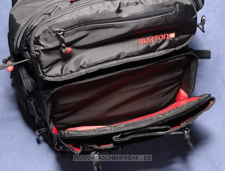 BURTON ZOOM PRO PACK 30L MODELL 2009\n\nFoto und text von J. Reisinger - VIELEN DANK!\n\nKommentar:\n\n- Mae auen (HxBxT): ca. 58x33x24 cm \n- Mae innen Fotoblock (HxBxT): ca. 40x30x15 cm \n- eine Kamera mit Batteriegriff passt gut rein \n- robust gebaut, stabiler Fotoblock \n- gut gepolstert \n- sehr bequem zu tragen: Schultergurte und Beckengurt hervorragend gepolstert \n- variable Einstellmglichkeiten zur Anpassung des Tragesystems \n- unaufflliges Design, sieht nicht aus wie ein Foto-Rucksack \n- der Rucksack ist sogar mit einem eingearbeiteten, leichten Rahmen versehen, der unheimlich viel Stabilitt bringt \n- variable Inneneinteilung, aber: das rote auf den Bildern ist glattes Polyester, d.h. hier haftet kein Klett! \n- am Rcken zu ffnen: somit bleibt der Rcken trocken, wenn der Rucksack im Schnee liegt; der umlaufende RV ist gut zu bedienen \n- Fotoblock kann noch extra durch weiteren Deckel mit RV verschlossen werden \n- Besonderheit: Der Fotoblock kann herausgenommen werden und ist sogar mit einem Tragegriff versehen. \n- 2 Taschen an der Innseite des Rckenteils fr Speicherkarten o.. Kleinkram \n- der Boden zwischen Fotoabteil und Deckeltasche kann durch einen RV geffnet werden \n- in der weit zu ffnenden Deckeltasche am oberen Teil des Rucksacks ist noch reichlich Platz fr Handschuhe plus Schneebrille u.v.m.; Innenmae der Deckeltasche (HxBxT): ca. 15x32x16 cm. In dieser Tasche ist eine weitere kleine, herausnehmbare Tasche mit Klarsichtfenster per Klett befestigt (z.B. fr Akkus, um diese am warmen Krper tragen zu knnen). \n- kleine separate Speicherkartentasche \n- Davor noch eine Deckeltasche fr Brille o.. \n- weitere kleine Tasche mit RV \n- flaches Frontfach fr Laptop (abgebildeter Laptop 15,4 passt genau rein) oder Trinkbeutel oder Mtze + Unterhemd \n- 1 kleine RV-Tasche am Hftgurt \n- groe seitliche Taschen auen unten fr Flasche + Kleinkram \n- seitliche Taschen ber die gesamte Seite fr Stativ und/oder Lawinensonde, Stil der Lawinenschaufel \n- Fronttasche fr Schaufelblatt \n- weitere Befestigungsmglichkeiten fr Zubehr \n- Befestigungsmglichkeit fr Snowboard \n- Verbesserungsvorschlag: die Reiverschlsse knnten z.B. durch Abdeckungen besser abgedichtet sein \n\nFazit: Fr den Preis (ca. 160 Euro) ein ziemlich sehr gerumiger und komfortabler Foto-Rucksack.\n\n© J. Reisinger / www.jr-teams.com