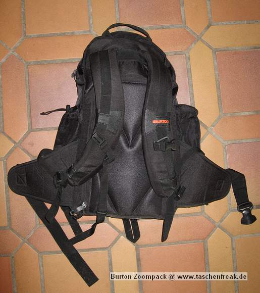 Foto von Florian - DANKE DAFÜR !\n\nKommentar des Nutzers:\n\nDer Rucksack ist ziemlich stabil gebaut, so dass nichts kaputtgeht wenn man auf den Rücken fällt.\nAusserdem ist er flacher als die meisten anderen Fotorucksäcke was auch wichtig ist damit das Gewicht nah am Körper ist beim fahren.\nEr hat ein Abdeckstoff was man schnell über die Technik legen kann fals es schneit so das es immer relativ trocken bleibt auch wenn man den kurz offen liegen hat. Praktisch ist auch das er an der Seite zu öffnen geht die am Rücken liegt. Dadurch bleibt man selbst immer sauber und trocken wenn man ihn mal in Schnee oder ins Nasse legen muss.\nEine Tasche für das Snowboard hat er auch wobei ich da meist ein Stativ drinne habe was auch gut funktuniert. \nNatürlich sind mehr Platzteiler noch vorhanden die ich aber nicht brauche.