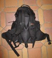 Foto von Florian - DANKE DAFR !\n\nKommentar des Nutzers:\n\nDer Rucksack ist ziemlich stabil gebaut, so dass nichts kaputtgeht wenn man auf den Rcken fllt.\nAusserdem ist er flacher als die meisten anderen Fotoruckscke was auch wichtig ist damit das Gewicht nah am Krper ist beim fahren.\nEr hat ein Abdeckstoff was man schnell ber die Technik legen kann fals es schneit so das es immer relativ trocken bleibt auch wenn man den kurz offen liegen hat. Praktisch ist auch das er an der Seite zu ffnen geht die am Rcken liegt. Dadurch bleibt man selbst immer sauber und trocken wenn man ihn mal in Schnee oder ins Nasse legen muss.\nEine Tasche fr das Snowboard hat er auch wobei ich da meist ein Stativ drinne habe was auch gut funktuniert. \nNatrlich sind mehr Platzteiler noch vorhanden die ich aber nicht brauche.