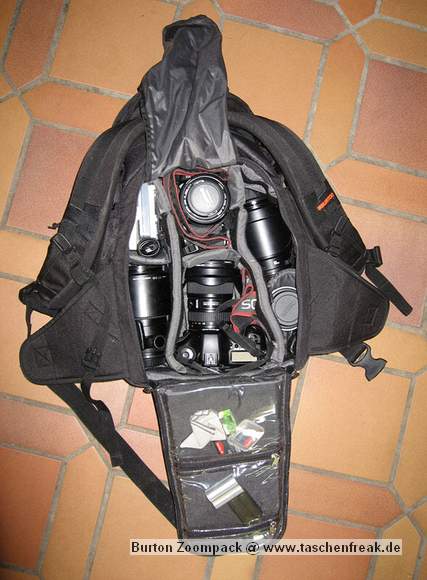 Foto von Florian - DANKE DAFÜR !\n\nKommentar des Nutzers:\n\nDer Rucksack ist ziemlich stabil gebaut, so dass nichts kaputtgeht wenn man auf den Rücken fällt.\nAusserdem ist er flacher als die meisten anderen Fotorucksäcke was auch wichtig ist damit das Gewicht nah am Körper ist beim fahren.\nEr hat ein Abdeckstoff was man schnell über die Technik legen kann fals es schneit so das es immer relativ trocken bleibt auch wenn man den kurz offen liegen hat. Praktisch ist auch das er an der Seite zu öffnen geht die am Rücken liegt. Dadurch bleibt man selbst immer sauber und trocken wenn man ihn mal in Schnee oder ins Nasse legen muss.\nEine Tasche für das Snowboard hat er auch wobei ich da meist ein Stativ drinne habe was auch gut funktuniert. \nNatürlich sind mehr Platzteiler noch vorhanden die ich aber nicht brauche.