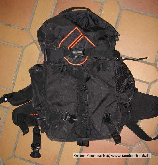 Foto von Florian - DANKE DAFR !\n\nKommentar des Nutzers:\n\nDer Rucksack ist ziemlich stabil gebaut, so dass nichts kaputtgeht wenn man auf den Rcken fllt.\nAusserdem ist er flacher als die meisten anderen Fotoruckscke was auch wichtig ist damit das Gewicht nah am Krper ist beim fahren.\nEr hat ein Abdeckstoff was man schnell ber die Technik legen kann fals es schneit so das es immer relativ trocken bleibt auch wenn man den kurz offen liegen hat. Praktisch ist auch das er an der Seite zu ffnen geht die am Rcken liegt. Dadurch bleibt man selbst immer sauber und trocken wenn man ihn mal in Schnee oder ins Nasse legen muss.\nEine Tasche fr das Snowboard hat er auch wobei ich da meist ein Stativ drinne habe was auch gut funktuniert. \nNatrlich sind mehr Platzteiler noch vorhanden die ich aber nicht brauche.