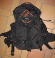 Foto von Florian - DANKE DAFR !\n\nKommentar des Nutzers:\n\nDer Rucksack ist ziemlich stabil gebaut, so dass nichts kaputtgeht wenn man auf den Rcken fllt.\nAusserdem ist er flacher als die meisten anderen Fotoruckscke was auch wichtig ist damit das Gewicht nah am Krper ist beim fahren.\nEr hat ein Abdeckstoff was man schnell ber die Technik legen kann fals es schneit so das es immer relativ trocken bleibt auch wenn man den kurz offen liegen hat. Praktisch ist auch das er an der Seite zu ffnen geht die am Rcken liegt. Dadurch bleibt man selbst immer sauber und trocken wenn man ihn mal in Schnee oder ins Nasse legen muss.\nEine Tasche fr das Snowboard hat er auch wobei ich da meist ein Stativ drinne habe was auch gut funktuniert. \nNatrlich sind mehr Platzteiler noch vorhanden die ich aber nicht brauche.