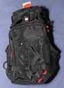 BURTON ZOOMPACK 28L MODELL 2009\n\nFoto und Text von Jrg Reisinger - VIELEN DANK!\n\nKommentar:\n\nMae auen (HxBxT): ca. 53x30x23 cm \nMae innen Fotoblock (HxBxT): ca. 38x27x15 cm \n- Eine Kamera mit Batteriegriff passt gut rein \n- robust gebaut \n- gut gepolstert \n- bequem zu tragen \n- Beckengurt sitzt leider nicht ganz perfekt (er sitzt zu hoch  dies kann aber durch einen kleinen Trick behoben werden) \n- variable Einstellmglichkeiten zur Anpassung des Tragesystems \n- sehr unaufflliges Design, sieht nicht aus wie ein Foto-Rucksack \n- variable Inneneinteilung, aber: das rote auf den Bildern ist glattes Polyester, d.h. hier haftet kein Klett! \n- am Rcken zu ffnen: somit bleibt der Rcken trocken, wenn der Rucksack im Schnee liegt\n- der umlaufende Reiverschluss luft leicht, ist gut zu bedienen \n- Fotoblock kann noch extra durch weiteren Deckel mit RV verschlossen werden \n- Besonderheit: Der Fotoblock kann herausgenommen werden und ist sogar mit einem Schultergurt versehen. Von oben kann dieser auch geffnet werden. Dann einfacher Zugriff auf die Kamera. \n- 2 Netztaschen an der Innseite des Rckenteils fr Speicherkarten o.. Kleinkram \n- in der Deckeltasche am oberen Teil des Rucksacks noch Platz fr Handschuhe plus Schneebrille o..\n- Innenmae der Deckeltasche (HxBxT): ca. 10x28x13 cm. \n- In dieser Tasche ist eine weitere kleine, herausnehmbare Tasche mit Klarsichtfenster per Klett befestigt (z.B. fr Akkus, um diese am warmen Krper tragen zu knnen). \n- Davor noch eine Deckeltasche fr Brille oder MP3-Player mit Kabeldurchfhrung. \n- flaches Frontfach fr Laptop (abgebildeter Laptop 15,4 passt genau rein) oder Trinkbeutel oder Mtze + Unterhemd \n- 2 kleine RV-Taschen am Hftgurt \n- seitliche Taschen auen unten fr Flasche + Kleinkram -\n- seitliche Taschen ber die gesamte Seite fr Stativ und/oder Lawinensonde, Stil der Lawinenschaufel \n- Fronttasche fr Schaufelblatt \n- weitere Befestigungsmglichkeiten fr Zubehr \n- Befestigungsmglichkeit fr Snowboard \n- Verbesserungsvorschlge: die Reiverschlsse knnten z.B. durch Abdeckungen besser abgedichtet sein; Passform des Beckengurtes knnte deutlich besser sein \n- Fotoblock endlich wieder so stabil wie im Modell 2007, ja fast noch stabiler \n\nFazit: Fr den Preis (ca. 130 Euro) ein ziemlich feiner und komfortabler Foto-Rucksack. \n\n© J. Reisinger / www.jr-teams.com