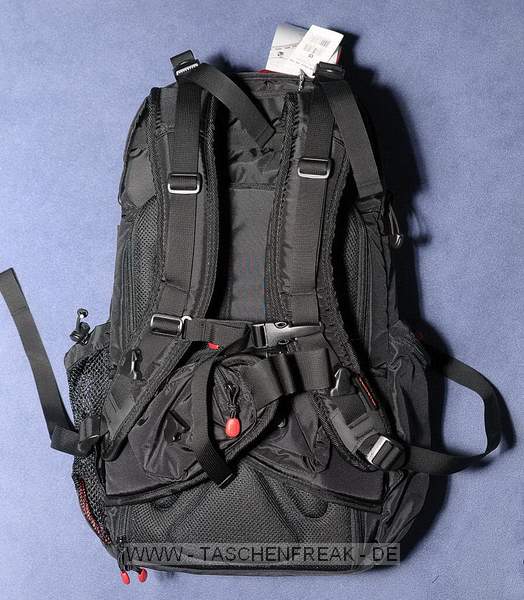 BURTON ZOOMPACK 28L MODELL 2009\n\nFoto und Text von Jrg Reisinger - VIELEN DANK!\n\nKommentar:\n\nMae auen (HxBxT): ca. 53x30x23 cm \nMae innen Fotoblock (HxBxT): ca. 38x27x15 cm \n- Eine Kamera mit Batteriegriff passt gut rein \n- robust gebaut \n- gut gepolstert \n- bequem zu tragen \n- Beckengurt sitzt leider nicht ganz perfekt (er sitzt zu hoch  dies kann aber durch einen kleinen Trick behoben werden) \n- variable Einstellmglichkeiten zur Anpassung des Tragesystems \n- sehr unaufflliges Design, sieht nicht aus wie ein Foto-Rucksack \n- variable Inneneinteilung, aber: das rote auf den Bildern ist glattes Polyester, d.h. hier haftet kein Klett! \n- am Rcken zu ffnen: somit bleibt der Rcken trocken, wenn der Rucksack im Schnee liegt\n- der umlaufende Reiverschluss luft leicht, ist gut zu bedienen \n- Fotoblock kann noch extra durch weiteren Deckel mit RV verschlossen werden \n- Besonderheit: Der Fotoblock kann herausgenommen werden und ist sogar mit einem Schultergurt versehen. Von oben kann dieser auch geffnet werden. Dann einfacher Zugriff auf die Kamera. \n- 2 Netztaschen an der Innseite des Rckenteils fr Speicherkarten o.. Kleinkram \n- in der Deckeltasche am oberen Teil des Rucksacks noch Platz fr Handschuhe plus Schneebrille o..\n- Innenmae der Deckeltasche (HxBxT): ca. 10x28x13 cm. \n- In dieser Tasche ist eine weitere kleine, herausnehmbare Tasche mit Klarsichtfenster per Klett befestigt (z.B. fr Akkus, um diese am warmen Krper tragen zu knnen). \n- Davor noch eine Deckeltasche fr Brille oder MP3-Player mit Kabeldurchfhrung. \n- flaches Frontfach fr Laptop (abgebildeter Laptop 15,4 passt genau rein) oder Trinkbeutel oder Mtze + Unterhemd \n- 2 kleine RV-Taschen am Hftgurt \n- seitliche Taschen auen unten fr Flasche + Kleinkram -\n- seitliche Taschen ber die gesamte Seite fr Stativ und/oder Lawinensonde, Stil der Lawinenschaufel \n- Fronttasche fr Schaufelblatt \n- weitere Befestigungsmglichkeiten fr Zubehr \n- Befestigungsmglichkeit fr Snowboard \n- Verbesserungsvorschlge: die Reiverschlsse knnten z.B. durch Abdeckungen besser abgedichtet sein; Passform des Beckengurtes knnte deutlich besser sein \n- Fotoblock endlich wieder so stabil wie im Modell 2007, ja fast noch stabiler \n\nFazit: Fr den Preis (ca. 130 Euro) ein ziemlich feiner und komfortabler Foto-Rucksack. \n\n© J. Reisinger / www.jr-teams.com