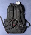 BURTON ZOOMPACK 28L MODELL 2009\n\nFoto und Text von Jrg Reisinger - VIELEN DANK!\n\nKommentar:\n\nMae auen (HxBxT): ca. 53x30x23 cm \nMae innen Fotoblock (HxBxT): ca. 38x27x15 cm \n- Eine Kamera mit Batteriegriff passt gut rein \n- robust gebaut \n- gut gepolstert \n- bequem zu tragen \n- Beckengurt sitzt leider nicht ganz perfekt (er sitzt zu hoch  dies kann aber durch einen kleinen Trick behoben werden) \n- variable Einstellmglichkeiten zur Anpassung des Tragesystems \n- sehr unaufflliges Design, sieht nicht aus wie ein Foto-Rucksack \n- variable Inneneinteilung, aber: das rote auf den Bildern ist glattes Polyester, d.h. hier haftet kein Klett! \n- am Rcken zu ffnen: somit bleibt der Rcken trocken, wenn der Rucksack im Schnee liegt\n- der umlaufende Reiverschluss luft leicht, ist gut zu bedienen \n- Fotoblock kann noch extra durch weiteren Deckel mit RV verschlossen werden \n- Besonderheit: Der Fotoblock kann herausgenommen werden und ist sogar mit einem Schultergurt versehen. Von oben kann dieser auch geffnet werden. Dann einfacher Zugriff auf die Kamera. \n- 2 Netztaschen an der Innseite des Rckenteils fr Speicherkarten o.. Kleinkram \n- in der Deckeltasche am oberen Teil des Rucksacks noch Platz fr Handschuhe plus Schneebrille o..\n- Innenmae der Deckeltasche (HxBxT): ca. 10x28x13 cm. \n- In dieser Tasche ist eine weitere kleine, herausnehmbare Tasche mit Klarsichtfenster per Klett befestigt (z.B. fr Akkus, um diese am warmen Krper tragen zu knnen). \n- Davor noch eine Deckeltasche fr Brille oder MP3-Player mit Kabeldurchfhrung. \n- flaches Frontfach fr Laptop (abgebildeter Laptop 15,4 passt genau rein) oder Trinkbeutel oder Mtze + Unterhemd \n- 2 kleine RV-Taschen am Hftgurt \n- seitliche Taschen auen unten fr Flasche + Kleinkram -\n- seitliche Taschen ber die gesamte Seite fr Stativ und/oder Lawinensonde, Stil der Lawinenschaufel \n- Fronttasche fr Schaufelblatt \n- weitere Befestigungsmglichkeiten fr Zubehr \n- Befestigungsmglichkeit fr Snowboard \n- Verbesserungsvorschlge: die Reiverschlsse knnten z.B. durch Abdeckungen besser abgedichtet sein; Passform des Beckengurtes knnte deutlich besser sein \n- Fotoblock endlich wieder so stabil wie im Modell 2007, ja fast noch stabiler \n\nFazit: Fr den Preis (ca. 130 Euro) ein ziemlich feiner und komfortabler Foto-Rucksack. \n\n© J. Reisinger / www.jr-teams.com