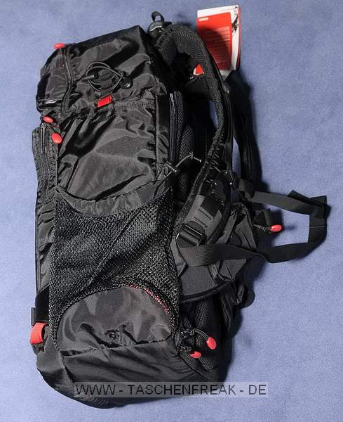 BURTON ZOOMPACK 28L MODELL 2009\n\nFoto und Text von Jrg Reisinger - VIELEN DANK!\n\nKommentar:\n\nMae auen (HxBxT): ca. 53x30x23 cm \nMae innen Fotoblock (HxBxT): ca. 38x27x15 cm \n- Eine Kamera mit Batteriegriff passt gut rein \n- robust gebaut \n- gut gepolstert \n- bequem zu tragen \n- Beckengurt sitzt leider nicht ganz perfekt (er sitzt zu hoch  dies kann aber durch einen kleinen Trick behoben werden) \n- variable Einstellmglichkeiten zur Anpassung des Tragesystems \n- sehr unaufflliges Design, sieht nicht aus wie ein Foto-Rucksack \n- variable Inneneinteilung, aber: das rote auf den Bildern ist glattes Polyester, d.h. hier haftet kein Klett! \n- am Rcken zu ffnen: somit bleibt der Rcken trocken, wenn der Rucksack im Schnee liegt\n- der umlaufende Reiverschluss luft leicht, ist gut zu bedienen \n- Fotoblock kann noch extra durch weiteren Deckel mit RV verschlossen werden \n- Besonderheit: Der Fotoblock kann herausgenommen werden und ist sogar mit einem Schultergurt versehen. Von oben kann dieser auch geffnet werden. Dann einfacher Zugriff auf die Kamera. \n- 2 Netztaschen an der Innseite des Rckenteils fr Speicherkarten o.. Kleinkram \n- in der Deckeltasche am oberen Teil des Rucksacks noch Platz fr Handschuhe plus Schneebrille o..\n- Innenmae der Deckeltasche (HxBxT): ca. 10x28x13 cm. \n- In dieser Tasche ist eine weitere kleine, herausnehmbare Tasche mit Klarsichtfenster per Klett befestigt (z.B. fr Akkus, um diese am warmen Krper tragen zu knnen). \n- Davor noch eine Deckeltasche fr Brille oder MP3-Player mit Kabeldurchfhrung. \n- flaches Frontfach fr Laptop (abgebildeter Laptop 15,4 passt genau rein) oder Trinkbeutel oder Mtze + Unterhemd \n- 2 kleine RV-Taschen am Hftgurt \n- seitliche Taschen auen unten fr Flasche + Kleinkram -\n- seitliche Taschen ber die gesamte Seite fr Stativ und/oder Lawinensonde, Stil der Lawinenschaufel \n- Fronttasche fr Schaufelblatt \n- weitere Befestigungsmglichkeiten fr Zubehr \n- Befestigungsmglichkeit fr Snowboard \n- Verbesserungsvorschlge: die Reiverschlsse knnten z.B. durch Abdeckungen besser abgedichtet sein; Passform des Beckengurtes knnte deutlich besser sein \n- Fotoblock endlich wieder so stabil wie im Modell 2007, ja fast noch stabiler \n\nFazit: Fr den Preis (ca. 130 Euro) ein ziemlich feiner und komfortabler Foto-Rucksack. \n\n© J. Reisinger / www.jr-teams.com