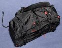 BURTON ZOOMPACK 28L MODELL 2009\n\nFoto und Text von Jrg Reisinger - VIELEN DANK!\n\nKommentar:\n\nMae auen (HxBxT): ca. 53x30x23 cm \nMae innen Fotoblock (HxBxT): ca. 38x27x15 cm \n- Eine Kamera mit Batteriegriff passt gut rein \n- robust gebaut \n- gut gepolstert \n- bequem zu tragen \n- Beckengurt sitzt leider nicht ganz perfekt (er sitzt zu hoch  dies kann aber durch einen kleinen Trick behoben werden) \n- variable Einstellmglichkeiten zur Anpassung des Tragesystems \n- sehr unaufflliges Design, sieht nicht aus wie ein Foto-Rucksack \n- variable Inneneinteilung, aber: das rote auf den Bildern ist glattes Polyester, d.h. hier haftet kein Klett! \n- am Rcken zu ffnen: somit bleibt der Rcken trocken, wenn der Rucksack im Schnee liegt\n- der umlaufende Reiverschluss luft leicht, ist gut zu bedienen \n- Fotoblock kann noch extra durch weiteren Deckel mit RV verschlossen werden \n- Besonderheit: Der Fotoblock kann herausgenommen werden und ist sogar mit einem Schultergurt versehen. Von oben kann dieser auch geffnet werden. Dann einfacher Zugriff auf die Kamera. \n- 2 Netztaschen an der Innseite des Rckenteils fr Speicherkarten o.. Kleinkram \n- in der Deckeltasche am oberen Teil des Rucksacks noch Platz fr Handschuhe plus Schneebrille o..\n- Innenmae der Deckeltasche (HxBxT): ca. 10x28x13 cm. \n- In dieser Tasche ist eine weitere kleine, herausnehmbare Tasche mit Klarsichtfenster per Klett befestigt (z.B. fr Akkus, um diese am warmen Krper tragen zu knnen). \n- Davor noch eine Deckeltasche fr Brille oder MP3-Player mit Kabeldurchfhrung. \n- flaches Frontfach fr Laptop (abgebildeter Laptop 15,4 passt genau rein) oder Trinkbeutel oder Mtze + Unterhemd \n- 2 kleine RV-Taschen am Hftgurt \n- seitliche Taschen auen unten fr Flasche + Kleinkram -\n- seitliche Taschen ber die gesamte Seite fr Stativ und/oder Lawinensonde, Stil der Lawinenschaufel \n- Fronttasche fr Schaufelblatt \n- weitere Befestigungsmglichkeiten fr Zubehr \n- Befestigungsmglichkeit fr Snowboard \n- Verbesserungsvorschlge: die Reiverschlsse knnten z.B. durch Abdeckungen besser abgedichtet sein; Passform des Beckengurtes knnte deutlich besser sein \n- Fotoblock endlich wieder so stabil wie im Modell 2007, ja fast noch stabiler \n\nFazit: Fr den Preis (ca. 130 Euro) ein ziemlich feiner und komfortabler Foto-Rucksack. \n\n© J. Reisinger / www.jr-teams.com