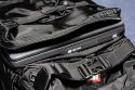 BURTON ZOOMPACK 28L MODELL 2009\n\nFoto und Text von Jrg Reisinger - VIELEN DANK!\n\nKommentar:\n\nMae auen (HxBxT): ca. 53x30x23 cm \nMae innen Fotoblock (HxBxT): ca. 38x27x15 cm \n- Eine Kamera mit Batteriegriff passt gut rein \n- robust gebaut \n- gut gepolstert \n- bequem zu tragen \n- Beckengurt sitzt leider nicht ganz perfekt (er sitzt zu hoch  dies kann aber durch einen kleinen Trick behoben werden) \n- variable Einstellmglichkeiten zur Anpassung des Tragesystems \n- sehr unaufflliges Design, sieht nicht aus wie ein Foto-Rucksack \n- variable Inneneinteilung, aber: das rote auf den Bildern ist glattes Polyester, d.h. hier haftet kein Klett! \n- am Rcken zu ffnen: somit bleibt der Rcken trocken, wenn der Rucksack im Schnee liegt\n- der umlaufende Reiverschluss luft leicht, ist gut zu bedienen \n- Fotoblock kann noch extra durch weiteren Deckel mit RV verschlossen werden \n- Besonderheit: Der Fotoblock kann herausgenommen werden und ist sogar mit einem Schultergurt versehen. Von oben kann dieser auch geffnet werden. Dann einfacher Zugriff auf die Kamera. \n- 2 Netztaschen an der Innseite des Rckenteils fr Speicherkarten o.. Kleinkram \n- in der Deckeltasche am oberen Teil des Rucksacks noch Platz fr Handschuhe plus Schneebrille o..\n- Innenmae der Deckeltasche (HxBxT): ca. 10x28x13 cm. \n- In dieser Tasche ist eine weitere kleine, herausnehmbare Tasche mit Klarsichtfenster per Klett befestigt (z.B. fr Akkus, um diese am warmen Krper tragen zu knnen). \n- Davor noch eine Deckeltasche fr Brille oder MP3-Player mit Kabeldurchfhrung. \n- flaches Frontfach fr Laptop (abgebildeter Laptop 15,4 passt genau rein) oder Trinkbeutel oder Mtze + Unterhemd \n- 2 kleine RV-Taschen am Hftgurt \n- seitliche Taschen auen unten fr Flasche + Kleinkram -\n- seitliche Taschen ber die gesamte Seite fr Stativ und/oder Lawinensonde, Stil der Lawinenschaufel \n- Fronttasche fr Schaufelblatt \n- weitere Befestigungsmglichkeiten fr Zubehr \n- Befestigungsmglichkeit fr Snowboard \n- Verbesserungsvorschlge: die Reiverschlsse knnten z.B. durch Abdeckungen besser abgedichtet sein; Passform des Beckengurtes knnte deutlich besser sein \n- Fotoblock endlich wieder so stabil wie im Modell 2007, ja fast noch stabiler \n\nFazit: Fr den Preis (ca. 130 Euro) ein ziemlich feiner und komfortabler Foto-Rucksack. \n\n© J. Reisinger / www.jr-teams.com