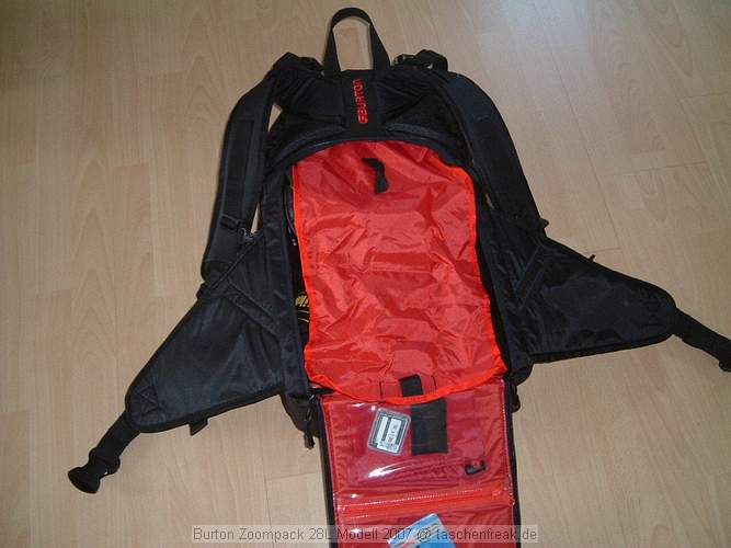 Burton AK Zoom Pack 29L, Modell 2007\n\nFoto von Jörg Reisinger - VIELEN DANK!\n\nKommentar des Nutzers:\n\nMaße außen (HxBxT): ca. 50x28x16 cm / Maße innen Fotoabteil (HxBxT): ca. 36x27x13 cm / ein Kamera mit Batteriegriff passt schon rein / robust gebaut / gut gepolstert / sehr bequem zu tragen / variable Einstellmöglichkeiten zur Anpassung des Tragesystems / „stört“ beim Snowboarden oder anderen sportlichen Aktivitäten nicht mehr, als jeder andere „normale“ (Touren-)Rucksack auch / sehr unauffälliges Design, sieht nicht aus wie ein Foto-Rucksack / variable Inneneinteilung (es sind mehr Trennpolster vorhanden, als abgebildet) / am Rücken zu öffnen: somit bleibt der Rücken trocken, wenn der Rucksack im Schnee liegt, der umlaufende Reißverschluss läuft wunderbar leicht, ist sehr gut zu bedienen / geöffnetes Fotoabteil kann mit Tuch gegen Schnee abgedeckt werden / 2 Klarsichttaschen an der Innseite des Rückenteils für Speicherkarten o.ä. Kleinkram / in der Deckeltasche am oberen Teil des Rucksacks noch Platz für Handschuhe plus Schneebrille o.ä.; Innenmaße der Deckeltasche (HxBxT): ca. 10x28x13 cm / flaches Frontfach über die ganze Fläche für kleinen, flachen Laptop oder Trinkbeutel oder Mütze + Unterhemd / herausnehmbares Zusatztäschchen oben für z.B. Akkus, um diese am warmen Körper zu tragen / Klarsichttasche am Hüftgurt / seitliche Taschen außen unten für Flasche + Kleinkram / seitliche Taschen über die gesamte Seite für Stativ und/oder Lawinensonde, Stil der Lawinenschaufel / Fronttasche für Schaufelblatt / weitere Befestigungsmöglichkeiten für Zubehör / Befestigungsmöglichkeit für Snowboard / Verbesserungsvorschläge: die Reißverschlüsse könnten z.B. durch Abdeckungen besser abgedichtet sein, die Zugverschlüsse an den Gurten lockern sich zu leicht (da gibt es bessere) / Fazit: Für den Preis (ca. 120 Euro) dennoch einer der besten und komfortabelsten Foto-Rucksäcke, die ich je gesehen habe. Leider nur schwer zu bekommen.