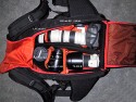 BURTON ZOOM PACK 28L\n\nFoto von Ralf Gnther - VIELEN DANK!\n\nKommentar des Nutzers:\n\nGuten Abend,\n \nder Rucksack ist erst heute angekommen, aber ich habe ihn gleich mal Gepackt und ein paar Fotos gemacht. Die Bilder habe ich beschriftet damit man wei wie viel rein passt. \nDer Rucksack ist sehr gut verarbeitet und die Reiverschlsse sehr leichtgngig sind. Es gibt auerdem wieder unzhlige kleine Fcher in den man seinen ganzen Kleinkram unterbringen kann. Der Daypack ist gro genug fr die Verpflegung, Trinkflschen bis 1 Liter passen in die beiden Seitentaschen mit Klettverschlu. Im Daypack findet bei mir auerdem noch der Blitz 430EX platz. Im Laptopfach kann man auch Ersatzkleidung wie eine Regenjacke oder einen Pullover mitfhren.\nIn dem Fach das eigentlich fr das Snowboard gedacht ist kann man auch ein Stativ befestigen.\n \nSo ich hoffe die Bilder sind fr  ihre Seite in Ordnung, wenn sie noch weitere brauchen dann schreiben sie mir eine Mail.\n \nMfG Ralf Gnther