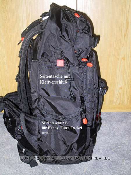 BURTON ZOOM PACK 28L\n\nFoto von Ralf Gnther - VIELEN DANK!\n\nKommentar des Nutzers:\n\nGuten Abend,\n \nder Rucksack ist erst heute angekommen, aber ich habe ihn gleich mal Gepackt und ein paar Fotos gemacht. Die Bilder habe ich beschriftet damit man wei wie viel rein passt. \nDer Rucksack ist sehr gut verarbeitet und die Reiverschlsse sehr leichtgngig sind. Es gibt auerdem wieder unzhlige kleine Fcher in den man seinen ganzen Kleinkram unterbringen kann. Der Daypack ist gro genug fr die Verpflegung, Trinkflschen bis 1 Liter passen in die beiden Seitentaschen mit Klettverschlu. Im Daypack findet bei mir auerdem noch der Blitz 430EX platz. Im Laptopfach kann man auch Ersatzkleidung wie eine Regenjacke oder einen Pullover mitfhren.\nIn dem Fach das eigentlich fr das Snowboard gedacht ist kann man auch ein Stativ befestigen.\n \nSo ich hoffe die Bilder sind fr  ihre Seite in Ordnung, wenn sie noch weitere brauchen dann schreiben sie mir eine Mail.\n \nMfG Ralf Gnther