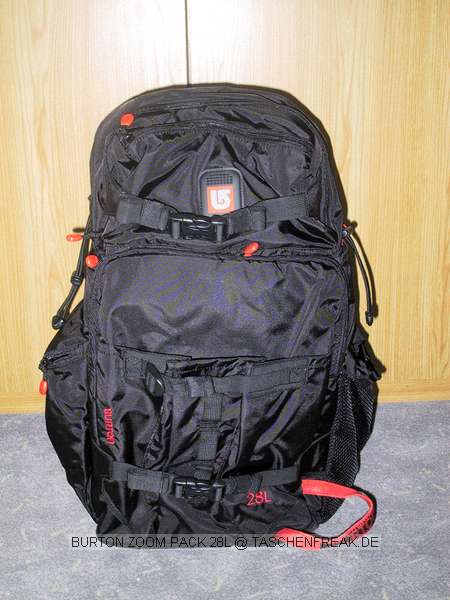 BURTON ZOOM PACK 28L\n\nFoto von Ralf Gnther - VIELEN DANK!\n\nKommentar des Nutzers:\n\nGuten Abend,\n \nder Rucksack ist erst heute angekommen, aber ich habe ihn gleich mal Gepackt und ein paar Fotos gemacht. Die Bilder habe ich beschriftet damit man wei wie viel rein passt. \nDer Rucksack ist sehr gut verarbeitet und die Reiverschlsse sehr leichtgngig sind. Es gibt auerdem wieder unzhlige kleine Fcher in den man seinen ganzen Kleinkram unterbringen kann. Der Daypack ist gro genug fr die Verpflegung, Trinkflschen bis 1 Liter passen in die beiden Seitentaschen mit Klettverschlu. Im Daypack findet bei mir auerdem noch der Blitz 430EX platz. Im Laptopfach kann man auch Ersatzkleidung wie eine Regenjacke oder einen Pullover mitfhren.\nIn dem Fach das eigentlich fr das Snowboard gedacht ist kann man auch ein Stativ befestigen.\n \nSo ich hoffe die Bilder sind fr  ihre Seite in Ordnung, wenn sie noch weitere brauchen dann schreiben sie mir eine Mail.\n \nMfG Ralf Gnther