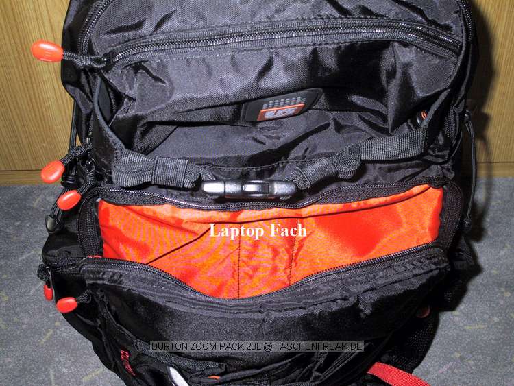 BURTON ZOOM PACK 28L\n\nFoto von Ralf Gnther - VIELEN DANK!\n\nKommentar des Nutzers:\n\nGuten Abend,\n \nder Rucksack ist erst heute angekommen, aber ich habe ihn gleich mal Gepackt und ein paar Fotos gemacht. Die Bilder habe ich beschriftet damit man wei wie viel rein passt. \nDer Rucksack ist sehr gut verarbeitet und die Reiverschlsse sehr leichtgngig sind. Es gibt auerdem wieder unzhlige kleine Fcher in den man seinen ganzen Kleinkram unterbringen kann. Der Daypack ist gro genug fr die Verpflegung, Trinkflschen bis 1 Liter passen in die beiden Seitentaschen mit Klettverschlu. Im Daypack findet bei mir auerdem noch der Blitz 430EX platz. Im Laptopfach kann man auch Ersatzkleidung wie eine Regenjacke oder einen Pullover mitfhren.\nIn dem Fach das eigentlich fr das Snowboard gedacht ist kann man auch ein Stativ befestigen.\n \nSo ich hoffe die Bilder sind fr  ihre Seite in Ordnung, wenn sie noch weitere brauchen dann schreiben sie mir eine Mail.\n \nMfG Ralf Gnther