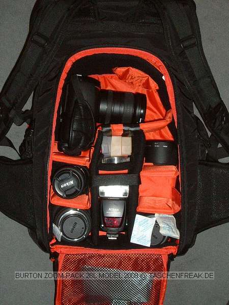 BURTON ZOOM PACK 28L MODEL 2008\n\nFoto von Jrg Reisinger - VIELEN DANK!\n\nKommentar des Nutzers:\n\nMae auen (HxBxT): ca. 53x30x23 cm\n\nMae innen Fotoabteil (HxBxT): ca. 38x28x15 cm\n\nEine Kamera mit Batteriegriff passt gut rein\n\nrobust gebaut\n\ngut gepolstert\n\nrelativ bequem zu tragen: Beckengurt sitzt leider nicht so ganz perfekt (er sitzt zu hoch)\n\nvariable Einstellmglichkeiten zur Anpassung des Tragesystems\n\nsehr unaufflliges Design, sieht nicht aus wie ein Foto-Rucksack\n\nvariable Inneneinteilung, aber: das rote auf den Bildern ist glattes Polyester, d.h. hier haftet kein Klett! Dadurch sitzt die Inneneinteilung nicht 100-prozentig fest und rutscht sogar ein wenig\n\nam Rcken zu ffnen: somit bleibt der Rcken trocken, wenn der Rucksack im Schnee liegt\n\nder umlaufende Reiverschluss luft wunderbar leicht, ist sehr gut zu bedienen\n\ngeffnetes Fotoabteil kann mit Tuch gegen Schnee abgedeckt werden \n\n2 Netztaschen an der Innseite des Rckenteils fr Speicherkarten o.. Kleinkram\n\nin der Deckeltasche am oberen Teil des Rucksacks noch Platz fr Handschuhe plus Schneebrille o..\n\nInnenmae der Deckeltasche (HxBxT): ca. 10x28x13 cm. \n\nIn dieser Tasche ist eine weitere kleine, herausnehmbare Tasche mit Klarsichtfenster per Klett befestigt (z.B. fr Akkus, um diese am warmen Krper tragen zu knnen).\n\nDavor noch eine Deckeltasche fr Brille oder MP3-Player mit Kabeldurchfhrung. \n\nFlaches Frontfach fr Laptop (abgebildeter Laptop hat die Mae 32x27x3,5 und hat noch gut Luft) oder Trinkbeutel oder Mtze + Unterhemd\n\n2 kleine RV-Taschen am Hftgurt\n\nseitliche Taschen auen unten fr Flasche + Kleinkram\n\nseitliche Taschen ber die gesamte Seite fr Stativ und/oder Lawinensonde, Stil der Lawinenschaufel\n\nFronttasche fr Schaufelblatt\n\nweitere Befestigungsmglichkeiten fr Zubehr\n\nBefestigungsmglichkeit fr Snowboard\n\nVerbesserungsvorschlge: \ndie Reiverschlsse knnten z.B. durch Abdeckungen besser abgedichtet sein\nPassform des Beckengurtes knnte deutlich besser sein\n\nFotoabteil ist nicht mehr so stabil wie im Modell 2007, dafr aber grer\nmehr Kletthalterungen im Fotoabteil sind ntig! \n\nAuch interessant: Das Modell 07 wurde mit 29 L Inhalt angegeben, das Modell 08 mit nur 28 L. Modell 08 fllt aber um ein sehr angenehmes Ma grer aus.\n\nFazit: Fr den Preis (ca. 130 Euro) dennoch ein ziemlich feiner und komfortabler Foto-Rucksack. Leider nur selten in den Geschften zu bekommen. Am besten irgendwo online kaufen.