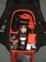 BURTON ZOOM PACK 28L MODEL 2008\n\nFoto von Jrg Reisinger - VIELEN DANK!\n\nKommentar des Nutzers:\n\nMae auen (HxBxT): ca. 53x30x23 cm\n\nMae innen Fotoabteil (HxBxT): ca. 38x28x15 cm\n\nEine Kamera mit Batteriegriff passt gut rein\n\nrobust gebaut\n\ngut gepolstert\n\nrelativ bequem zu tragen: Beckengurt sitzt leider nicht so ganz perfekt (er sitzt zu hoch)\n\nvariable Einstellmglichkeiten zur Anpassung des Tragesystems\n\nsehr unaufflliges Design, sieht nicht aus wie ein Foto-Rucksack\n\nvariable Inneneinteilung, aber: das rote auf den Bildern ist glattes Polyester, d.h. hier haftet kein Klett! Dadurch sitzt die Inneneinteilung nicht 100-prozentig fest und rutscht sogar ein wenig\n\nam Rcken zu ffnen: somit bleibt der Rcken trocken, wenn der Rucksack im Schnee liegt\n\nder umlaufende Reiverschluss luft wunderbar leicht, ist sehr gut zu bedienen\n\ngeffnetes Fotoabteil kann mit Tuch gegen Schnee abgedeckt werden \n\n2 Netztaschen an der Innseite des Rckenteils fr Speicherkarten o.. Kleinkram\n\nin der Deckeltasche am oberen Teil des Rucksacks noch Platz fr Handschuhe plus Schneebrille o..\n\nInnenmae der Deckeltasche (HxBxT): ca. 10x28x13 cm. \n\nIn dieser Tasche ist eine weitere kleine, herausnehmbare Tasche mit Klarsichtfenster per Klett befestigt (z.B. fr Akkus, um diese am warmen Krper tragen zu knnen).\n\nDavor noch eine Deckeltasche fr Brille oder MP3-Player mit Kabeldurchfhrung. \n\nFlaches Frontfach fr Laptop (abgebildeter Laptop hat die Mae 32x27x3,5 und hat noch gut Luft) oder Trinkbeutel oder Mtze + Unterhemd\n\n2 kleine RV-Taschen am Hftgurt\n\nseitliche Taschen auen unten fr Flasche + Kleinkram\n\nseitliche Taschen ber die gesamte Seite fr Stativ und/oder Lawinensonde, Stil der Lawinenschaufel\n\nFronttasche fr Schaufelblatt\n\nweitere Befestigungsmglichkeiten fr Zubehr\n\nBefestigungsmglichkeit fr Snowboard\n\nVerbesserungsvorschlge: \ndie Reiverschlsse knnten z.B. durch Abdeckungen besser abgedichtet sein\nPassform des Beckengurtes knnte deutlich besser sein\n\nFotoabteil ist nicht mehr so stabil wie im Modell 2007, dafr aber grer\nmehr Kletthalterungen im Fotoabteil sind ntig! \n\nAuch interessant: Das Modell 07 wurde mit 29 L Inhalt angegeben, das Modell 08 mit nur 28 L. Modell 08 fllt aber um ein sehr angenehmes Ma grer aus.\n\nFazit: Fr den Preis (ca. 130 Euro) dennoch ein ziemlich feiner und komfortabler Foto-Rucksack. Leider nur selten in den Geschften zu bekommen. Am besten irgendwo online kaufen.