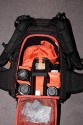 BURTON ZOOM PACK 28L MODEL 2008\n\nFoto von Jrg Reisinger - VIELEN DANK!\n\nKommentar des Nutzers:\n\nMae auen (HxBxT): ca. 53x30x23 cm\n\nMae innen Fotoabteil (HxBxT): ca. 38x28x15 cm\n\nEine Kamera mit Batteriegriff passt gut rein\n\nrobust gebaut\n\ngut gepolstert\n\nrelativ bequem zu tragen: Beckengurt sitzt leider nicht so ganz perfekt (er sitzt zu hoch)\n\nvariable Einstellmglichkeiten zur Anpassung des Tragesystems\n\nsehr unaufflliges Design, sieht nicht aus wie ein Foto-Rucksack\n\nvariable Inneneinteilung, aber: das rote auf den Bildern ist glattes Polyester, d.h. hier haftet kein Klett! Dadurch sitzt die Inneneinteilung nicht 100-prozentig fest und rutscht sogar ein wenig\n\nam Rcken zu ffnen: somit bleibt der Rcken trocken, wenn der Rucksack im Schnee liegt\n\nder umlaufende Reiverschluss luft wunderbar leicht, ist sehr gut zu bedienen\n\ngeffnetes Fotoabteil kann mit Tuch gegen Schnee abgedeckt werden \n\n2 Netztaschen an der Innseite des Rckenteils fr Speicherkarten o.. Kleinkram\n\nin der Deckeltasche am oberen Teil des Rucksacks noch Platz fr Handschuhe plus Schneebrille o..\n\nInnenmae der Deckeltasche (HxBxT): ca. 10x28x13 cm. \n\nIn dieser Tasche ist eine weitere kleine, herausnehmbare Tasche mit Klarsichtfenster per Klett befestigt (z.B. fr Akkus, um diese am warmen Krper tragen zu knnen).\n\nDavor noch eine Deckeltasche fr Brille oder MP3-Player mit Kabeldurchfhrung. \n\nFlaches Frontfach fr Laptop (abgebildeter Laptop hat die Mae 32x27x3,5 und hat noch gut Luft) oder Trinkbeutel oder Mtze + Unterhemd\n\n2 kleine RV-Taschen am Hftgurt\n\nseitliche Taschen auen unten fr Flasche + Kleinkram\n\nseitliche Taschen ber die gesamte Seite fr Stativ und/oder Lawinensonde, Stil der Lawinenschaufel\n\nFronttasche fr Schaufelblatt\n\nweitere Befestigungsmglichkeiten fr Zubehr\n\nBefestigungsmglichkeit fr Snowboard\n\nVerbesserungsvorschlge: \ndie Reiverschlsse knnten z.B. durch Abdeckungen besser abgedichtet sein\nPassform des Beckengurtes knnte deutlich besser sein\n\nFotoabteil ist nicht mehr so stabil wie im Modell 2007, dafr aber grer\nmehr Kletthalterungen im Fotoabteil sind ntig! \n\nAuch interessant: Das Modell 07 wurde mit 29 L Inhalt angegeben, das Modell 08 mit nur 28 L. Modell 08 fllt aber um ein sehr angenehmes Ma grer aus.\n\nFazit: Fr den Preis (ca. 130 Euro) dennoch ein ziemlich feiner und komfortabler Foto-Rucksack. Leider nur selten in den Geschften zu bekommen. Am besten irgendwo online kaufen.