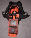 BURTON ZOOM PACK 28L MODEL 2008\n\nFoto von Jrg Reisinger - VIELEN DANK!\n\nKommentar des Nutzers:\n\nMae auen (HxBxT): ca. 53x30x23 cm\n\nMae innen Fotoabteil (HxBxT): ca. 38x28x15 cm\n\nEine Kamera mit Batteriegriff passt gut rein\n\nrobust gebaut\n\ngut gepolstert\n\nrelativ bequem zu tragen: Beckengurt sitzt leider nicht so ganz perfekt (er sitzt zu hoch)\n\nvariable Einstellmglichkeiten zur Anpassung des Tragesystems\n\nsehr unaufflliges Design, sieht nicht aus wie ein Foto-Rucksack\n\nvariable Inneneinteilung, aber: das rote auf den Bildern ist glattes Polyester, d.h. hier haftet kein Klett! Dadurch sitzt die Inneneinteilung nicht 100-prozentig fest und rutscht sogar ein wenig\n\nam Rcken zu ffnen: somit bleibt der Rcken trocken, wenn der Rucksack im Schnee liegt\n\nder umlaufende Reiverschluss luft wunderbar leicht, ist sehr gut zu bedienen\n\ngeffnetes Fotoabteil kann mit Tuch gegen Schnee abgedeckt werden \n\n2 Netztaschen an der Innseite des Rckenteils fr Speicherkarten o.. Kleinkram\n\nin der Deckeltasche am oberen Teil des Rucksacks noch Platz fr Handschuhe plus Schneebrille o..\n\nInnenmae der Deckeltasche (HxBxT): ca. 10x28x13 cm. \n\nIn dieser Tasche ist eine weitere kleine, herausnehmbare Tasche mit Klarsichtfenster per Klett befestigt (z.B. fr Akkus, um diese am warmen Krper tragen zu knnen).\n\nDavor noch eine Deckeltasche fr Brille oder MP3-Player mit Kabeldurchfhrung. \n\nFlaches Frontfach fr Laptop (abgebildeter Laptop hat die Mae 32x27x3,5 und hat noch gut Luft) oder Trinkbeutel oder Mtze + Unterhemd\n\n2 kleine RV-Taschen am Hftgurt\n\nseitliche Taschen auen unten fr Flasche + Kleinkram\n\nseitliche Taschen ber die gesamte Seite fr Stativ und/oder Lawinensonde, Stil der Lawinenschaufel\n\nFronttasche fr Schaufelblatt\n\nweitere Befestigungsmglichkeiten fr Zubehr\n\nBefestigungsmglichkeit fr Snowboard\n\nVerbesserungsvorschlge: \ndie Reiverschlsse knnten z.B. durch Abdeckungen besser abgedichtet sein\nPassform des Beckengurtes knnte deutlich besser sein\n\nFotoabteil ist nicht mehr so stabil wie im Modell 2007, dafr aber grer\nmehr Kletthalterungen im Fotoabteil sind ntig! \n\nAuch interessant: Das Modell 07 wurde mit 29 L Inhalt angegeben, das Modell 08 mit nur 28 L. Modell 08 fllt aber um ein sehr angenehmes Ma grer aus.\n\nFazit: Fr den Preis (ca. 130 Euro) dennoch ein ziemlich feiner und komfortabler Foto-Rucksack. Leider nur selten in den Geschften zu bekommen. Am besten irgendwo online kaufen.