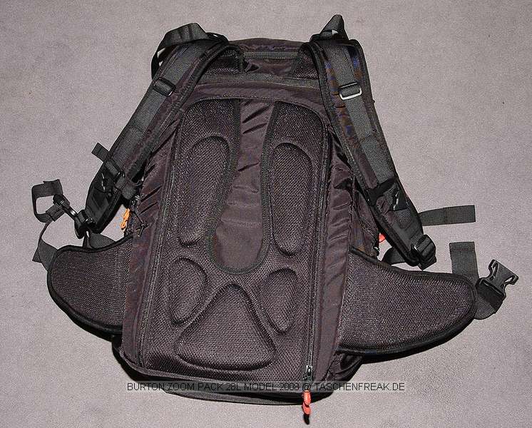 BURTON ZOOM PACK 28L MODEL 2008\n\nFoto von Jrg Reisinger - VIELEN DANK!\n\nKommentar des Nutzers:\n\nMae auen (HxBxT): ca. 53x30x23 cm\n\nMae innen Fotoabteil (HxBxT): ca. 38x28x15 cm\n\nEine Kamera mit Batteriegriff passt gut rein\n\nrobust gebaut\n\ngut gepolstert\n\nrelativ bequem zu tragen: Beckengurt sitzt leider nicht so ganz perfekt (er sitzt zu hoch)\n\nvariable Einstellmglichkeiten zur Anpassung des Tragesystems\n\nsehr unaufflliges Design, sieht nicht aus wie ein Foto-Rucksack\n\nvariable Inneneinteilung, aber: das rote auf den Bildern ist glattes Polyester, d.h. hier haftet kein Klett! Dadurch sitzt die Inneneinteilung nicht 100-prozentig fest und rutscht sogar ein wenig\n\nam Rcken zu ffnen: somit bleibt der Rcken trocken, wenn der Rucksack im Schnee liegt\n\nder umlaufende Reiverschluss luft wunderbar leicht, ist sehr gut zu bedienen\n\ngeffnetes Fotoabteil kann mit Tuch gegen Schnee abgedeckt werden \n\n2 Netztaschen an der Innseite des Rckenteils fr Speicherkarten o.. Kleinkram\n\nin der Deckeltasche am oberen Teil des Rucksacks noch Platz fr Handschuhe plus Schneebrille o..\n\nInnenmae der Deckeltasche (HxBxT): ca. 10x28x13 cm. \n\nIn dieser Tasche ist eine weitere kleine, herausnehmbare Tasche mit Klarsichtfenster per Klett befestigt (z.B. fr Akkus, um diese am warmen Krper tragen zu knnen).\n\nDavor noch eine Deckeltasche fr Brille oder MP3-Player mit Kabeldurchfhrung. \n\nFlaches Frontfach fr Laptop (abgebildeter Laptop hat die Mae 32x27x3,5 und hat noch gut Luft) oder Trinkbeutel oder Mtze + Unterhemd\n\n2 kleine RV-Taschen am Hftgurt\n\nseitliche Taschen auen unten fr Flasche + Kleinkram\n\nseitliche Taschen ber die gesamte Seite fr Stativ und/oder Lawinensonde, Stil der Lawinenschaufel\n\nFronttasche fr Schaufelblatt\n\nweitere Befestigungsmglichkeiten fr Zubehr\n\nBefestigungsmglichkeit fr Snowboard\n\nVerbesserungsvorschlge: \ndie Reiverschlsse knnten z.B. durch Abdeckungen besser abgedichtet sein\nPassform des Beckengurtes knnte deutlich besser sein\n\nFotoabteil ist nicht mehr so stabil wie im Modell 2007, dafr aber grer\nmehr Kletthalterungen im Fotoabteil sind ntig! \n\nAuch interessant: Das Modell 07 wurde mit 29 L Inhalt angegeben, das Modell 08 mit nur 28 L. Modell 08 fllt aber um ein sehr angenehmes Ma grer aus.\n\nFazit: Fr den Preis (ca. 130 Euro) dennoch ein ziemlich feiner und komfortabler Foto-Rucksack. Leider nur selten in den Geschften zu bekommen. Am besten irgendwo online kaufen.