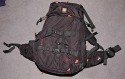 BURTON ZOOM PACK 28L MODEL 2008\n\nFoto von Jrg Reisinger - VIELEN DANK!\n\nKommentar des Nutzers:\n\nMae auen (HxBxT): ca. 53x30x23 cm\n\nMae innen Fotoabteil (HxBxT): ca. 38x28x15 cm\n\nEine Kamera mit Batteriegriff passt gut rein\n\nrobust gebaut\n\ngut gepolstert\n\nrelativ bequem zu tragen: Beckengurt sitzt leider nicht so ganz perfekt (er sitzt zu hoch)\n\nvariable Einstellmglichkeiten zur Anpassung des Tragesystems\n\nsehr unaufflliges Design, sieht nicht aus wie ein Foto-Rucksack\n\nvariable Inneneinteilung, aber: das rote auf den Bildern ist glattes Polyester, d.h. hier haftet kein Klett! Dadurch sitzt die Inneneinteilung nicht 100-prozentig fest und rutscht sogar ein wenig\n\nam Rcken zu ffnen: somit bleibt der Rcken trocken, wenn der Rucksack im Schnee liegt\n\nder umlaufende Reiverschluss luft wunderbar leicht, ist sehr gut zu bedienen\n\ngeffnetes Fotoabteil kann mit Tuch gegen Schnee abgedeckt werden \n\n2 Netztaschen an der Innseite des Rckenteils fr Speicherkarten o.. Kleinkram\n\nin der Deckeltasche am oberen Teil des Rucksacks noch Platz fr Handschuhe plus Schneebrille o..\n\nInnenmae der Deckeltasche (HxBxT): ca. 10x28x13 cm. \n\nIn dieser Tasche ist eine weitere kleine, herausnehmbare Tasche mit Klarsichtfenster per Klett befestigt (z.B. fr Akkus, um diese am warmen Krper tragen zu knnen).\n\nDavor noch eine Deckeltasche fr Brille oder MP3-Player mit Kabeldurchfhrung. \n\nFlaches Frontfach fr Laptop (abgebildeter Laptop hat die Mae 32x27x3,5 und hat noch gut Luft) oder Trinkbeutel oder Mtze + Unterhemd\n\n2 kleine RV-Taschen am Hftgurt\n\nseitliche Taschen auen unten fr Flasche + Kleinkram\n\nseitliche Taschen ber die gesamte Seite fr Stativ und/oder Lawinensonde, Stil der Lawinenschaufel\n\nFronttasche fr Schaufelblatt\n\nweitere Befestigungsmglichkeiten fr Zubehr\n\nBefestigungsmglichkeit fr Snowboard\n\nVerbesserungsvorschlge: \ndie Reiverschlsse knnten z.B. durch Abdeckungen besser abgedichtet sein\nPassform des Beckengurtes knnte deutlich besser sein\n\nFotoabteil ist nicht mehr so stabil wie im Modell 2007, dafr aber grer\nmehr Kletthalterungen im Fotoabteil sind ntig! \n\nAuch interessant: Das Modell 07 wurde mit 29 L Inhalt angegeben, das Modell 08 mit nur 28 L. Modell 08 fllt aber um ein sehr angenehmes Ma grer aus.\n\nFazit: Fr den Preis (ca. 130 Euro) dennoch ein ziemlich feiner und komfortabler Foto-Rucksack. Leider nur selten in den Geschften zu bekommen. Am besten irgendwo online kaufen.