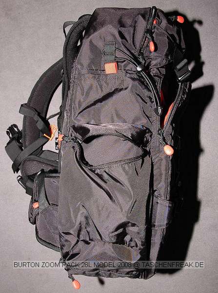 BURTON ZOOM PACK 28L MODEL 2008\n\nFoto von Jrg Reisinger - VIELEN DANK!\n\nKommentar des Nutzers:\n\nMae auen (HxBxT): ca. 53x30x23 cm\n\nMae innen Fotoabteil (HxBxT): ca. 38x28x15 cm\n\nEine Kamera mit Batteriegriff passt gut rein\n\nrobust gebaut\n\ngut gepolstert\n\nrelativ bequem zu tragen: Beckengurt sitzt leider nicht so ganz perfekt (er sitzt zu hoch)\n\nvariable Einstellmglichkeiten zur Anpassung des Tragesystems\n\nsehr unaufflliges Design, sieht nicht aus wie ein Foto-Rucksack\n\nvariable Inneneinteilung, aber: das rote auf den Bildern ist glattes Polyester, d.h. hier haftet kein Klett! Dadurch sitzt die Inneneinteilung nicht 100-prozentig fest und rutscht sogar ein wenig\n\nam Rcken zu ffnen: somit bleibt der Rcken trocken, wenn der Rucksack im Schnee liegt\n\nder umlaufende Reiverschluss luft wunderbar leicht, ist sehr gut zu bedienen\n\ngeffnetes Fotoabteil kann mit Tuch gegen Schnee abgedeckt werden \n\n2 Netztaschen an der Innseite des Rckenteils fr Speicherkarten o.. Kleinkram\n\nin der Deckeltasche am oberen Teil des Rucksacks noch Platz fr Handschuhe plus Schneebrille o..\n\nInnenmae der Deckeltasche (HxBxT): ca. 10x28x13 cm. \n\nIn dieser Tasche ist eine weitere kleine, herausnehmbare Tasche mit Klarsichtfenster per Klett befestigt (z.B. fr Akkus, um diese am warmen Krper tragen zu knnen).\n\nDavor noch eine Deckeltasche fr Brille oder MP3-Player mit Kabeldurchfhrung. \n\nFlaches Frontfach fr Laptop (abgebildeter Laptop hat die Mae 32x27x3,5 und hat noch gut Luft) oder Trinkbeutel oder Mtze + Unterhemd\n\n2 kleine RV-Taschen am Hftgurt\n\nseitliche Taschen auen unten fr Flasche + Kleinkram\n\nseitliche Taschen ber die gesamte Seite fr Stativ und/oder Lawinensonde, Stil der Lawinenschaufel\n\nFronttasche fr Schaufelblatt\n\nweitere Befestigungsmglichkeiten fr Zubehr\n\nBefestigungsmglichkeit fr Snowboard\n\nVerbesserungsvorschlge: \ndie Reiverschlsse knnten z.B. durch Abdeckungen besser abgedichtet sein\nPassform des Beckengurtes knnte deutlich besser sein\n\nFotoabteil ist nicht mehr so stabil wie im Modell 2007, dafr aber grer\nmehr Kletthalterungen im Fotoabteil sind ntig! \n\nAuch interessant: Das Modell 07 wurde mit 29 L Inhalt angegeben, das Modell 08 mit nur 28 L. Modell 08 fllt aber um ein sehr angenehmes Ma grer aus.\n\nFazit: Fr den Preis (ca. 130 Euro) dennoch ein ziemlich feiner und komfortabler Foto-Rucksack. Leider nur selten in den Geschften zu bekommen. Am besten irgendwo online kaufen.