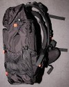 BURTON ZOOM PACK 28L MODEL 2008\n\nFoto von Jrg Reisinger - VIELEN DANK!\n\nKommentar des Nutzers:\n\nMae auen (HxBxT): ca. 53x30x23 cm\n\nMae innen Fotoabteil (HxBxT): ca. 38x28x15 cm\n\nEine Kamera mit Batteriegriff passt gut rein\n\nrobust gebaut\n\ngut gepolstert\n\nrelativ bequem zu tragen: Beckengurt sitzt leider nicht so ganz perfekt (er sitzt zu hoch)\n\nvariable Einstellmglichkeiten zur Anpassung des Tragesystems\n\nsehr unaufflliges Design, sieht nicht aus wie ein Foto-Rucksack\n\nvariable Inneneinteilung, aber: das rote auf den Bildern ist glattes Polyester, d.h. hier haftet kein Klett! Dadurch sitzt die Inneneinteilung nicht 100-prozentig fest und rutscht sogar ein wenig\n\nam Rcken zu ffnen: somit bleibt der Rcken trocken, wenn der Rucksack im Schnee liegt\n\nder umlaufende Reiverschluss luft wunderbar leicht, ist sehr gut zu bedienen\n\ngeffnetes Fotoabteil kann mit Tuch gegen Schnee abgedeckt werden \n\n2 Netztaschen an der Innseite des Rckenteils fr Speicherkarten o.. Kleinkram\n\nin der Deckeltasche am oberen Teil des Rucksacks noch Platz fr Handschuhe plus Schneebrille o..\n\nInnenmae der Deckeltasche (HxBxT): ca. 10x28x13 cm. \n\nIn dieser Tasche ist eine weitere kleine, herausnehmbare Tasche mit Klarsichtfenster per Klett befestigt (z.B. fr Akkus, um diese am warmen Krper tragen zu knnen).\n\nDavor noch eine Deckeltasche fr Brille oder MP3-Player mit Kabeldurchfhrung. \n\nFlaches Frontfach fr Laptop (abgebildeter Laptop hat die Mae 32x27x3,5 und hat noch gut Luft) oder Trinkbeutel oder Mtze + Unterhemd\n\n2 kleine RV-Taschen am Hftgurt\n\nseitliche Taschen auen unten fr Flasche + Kleinkram\n\nseitliche Taschen ber die gesamte Seite fr Stativ und/oder Lawinensonde, Stil der Lawinenschaufel\n\nFronttasche fr Schaufelblatt\n\nweitere Befestigungsmglichkeiten fr Zubehr\n\nBefestigungsmglichkeit fr Snowboard\n\nVerbesserungsvorschlge: \ndie Reiverschlsse knnten z.B. durch Abdeckungen besser abgedichtet sein\nPassform des Beckengurtes knnte deutlich besser sein\n\nFotoabteil ist nicht mehr so stabil wie im Modell 2007, dafr aber grer\nmehr Kletthalterungen im Fotoabteil sind ntig! \n\nAuch interessant: Das Modell 07 wurde mit 29 L Inhalt angegeben, das Modell 08 mit nur 28 L. Modell 08 fllt aber um ein sehr angenehmes Ma grer aus.\n\nFazit: Fr den Preis (ca. 130 Euro) dennoch ein ziemlich feiner und komfortabler Foto-Rucksack. Leider nur selten in den Geschften zu bekommen. Am besten irgendwo online kaufen.