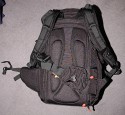 BURTON ZOOM PACK 28L MODEL 2008\n\nFoto von Jrg Reisinger - VIELEN DANK!\n\nKommentar des Nutzers:\n\nMae auen (HxBxT): ca. 53x30x23 cm\n\nMae innen Fotoabteil (HxBxT): ca. 38x28x15 cm\n\nEine Kamera mit Batteriegriff passt gut rein\n\nrobust gebaut\n\ngut gepolstert\n\nrelativ bequem zu tragen: Beckengurt sitzt leider nicht so ganz perfekt (er sitzt zu hoch)\n\nvariable Einstellmglichkeiten zur Anpassung des Tragesystems\n\nsehr unaufflliges Design, sieht nicht aus wie ein Foto-Rucksack\n\nvariable Inneneinteilung, aber: das rote auf den Bildern ist glattes Polyester, d.h. hier haftet kein Klett! Dadurch sitzt die Inneneinteilung nicht 100-prozentig fest und rutscht sogar ein wenig\n\nam Rcken zu ffnen: somit bleibt der Rcken trocken, wenn der Rucksack im Schnee liegt\n\nder umlaufende Reiverschluss luft wunderbar leicht, ist sehr gut zu bedienen\n\ngeffnetes Fotoabteil kann mit Tuch gegen Schnee abgedeckt werden \n\n2 Netztaschen an der Innseite des Rckenteils fr Speicherkarten o.. Kleinkram\n\nin der Deckeltasche am oberen Teil des Rucksacks noch Platz fr Handschuhe plus Schneebrille o..\n\nInnenmae der Deckeltasche (HxBxT): ca. 10x28x13 cm. \n\nIn dieser Tasche ist eine weitere kleine, herausnehmbare Tasche mit Klarsichtfenster per Klett befestigt (z.B. fr Akkus, um diese am warmen Krper tragen zu knnen).\n\nDavor noch eine Deckeltasche fr Brille oder MP3-Player mit Kabeldurchfhrung. \n\nFlaches Frontfach fr Laptop (abgebildeter Laptop hat die Mae 32x27x3,5 und hat noch gut Luft) oder Trinkbeutel oder Mtze + Unterhemd\n\n2 kleine RV-Taschen am Hftgurt\n\nseitliche Taschen auen unten fr Flasche + Kleinkram\n\nseitliche Taschen ber die gesamte Seite fr Stativ und/oder Lawinensonde, Stil der Lawinenschaufel\n\nFronttasche fr Schaufelblatt\n\nweitere Befestigungsmglichkeiten fr Zubehr\n\nBefestigungsmglichkeit fr Snowboard\n\nVerbesserungsvorschlge: \ndie Reiverschlsse knnten z.B. durch Abdeckungen besser abgedichtet sein\nPassform des Beckengurtes knnte deutlich besser sein\n\nFotoabteil ist nicht mehr so stabil wie im Modell 2007, dafr aber grer\nmehr Kletthalterungen im Fotoabteil sind ntig! \n\nAuch interessant: Das Modell 07 wurde mit 29 L Inhalt angegeben, das Modell 08 mit nur 28 L. Modell 08 fllt aber um ein sehr angenehmes Ma grer aus.\n\nFazit: Fr den Preis (ca. 130 Euro) dennoch ein ziemlich feiner und komfortabler Foto-Rucksack. Leider nur selten in den Geschften zu bekommen. Am besten irgendwo online kaufen.