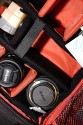 BURTON ZOOM PACK 28L MODEL 2008\n\nFoto von Jrg Reisinger - VIELEN DANK!\n\nKommentar des Nutzers:\n\nMae auen (HxBxT): ca. 53x30x23 cm\n\nMae innen Fotoabteil (HxBxT): ca. 38x28x15 cm\n\nEine Kamera mit Batteriegriff passt gut rein\n\nrobust gebaut\n\ngut gepolstert\n\nrelativ bequem zu tragen: Beckengurt sitzt leider nicht so ganz perfekt (er sitzt zu hoch)\n\nvariable Einstellmglichkeiten zur Anpassung des Tragesystems\n\nsehr unaufflliges Design, sieht nicht aus wie ein Foto-Rucksack\n\nvariable Inneneinteilung, aber: das rote auf den Bildern ist glattes Polyester, d.h. hier haftet kein Klett! Dadurch sitzt die Inneneinteilung nicht 100-prozentig fest und rutscht sogar ein wenig\n\nam Rcken zu ffnen: somit bleibt der Rcken trocken, wenn der Rucksack im Schnee liegt\n\nder umlaufende Reiverschluss luft wunderbar leicht, ist sehr gut zu bedienen\n\ngeffnetes Fotoabteil kann mit Tuch gegen Schnee abgedeckt werden \n\n2 Netztaschen an der Innseite des Rckenteils fr Speicherkarten o.. Kleinkram\n\nin der Deckeltasche am oberen Teil des Rucksacks noch Platz fr Handschuhe plus Schneebrille o..\n\nInnenmae der Deckeltasche (HxBxT): ca. 10x28x13 cm. \n\nIn dieser Tasche ist eine weitere kleine, herausnehmbare Tasche mit Klarsichtfenster per Klett befestigt (z.B. fr Akkus, um diese am warmen Krper tragen zu knnen).\n\nDavor noch eine Deckeltasche fr Brille oder MP3-Player mit Kabeldurchfhrung. \n\nFlaches Frontfach fr Laptop (abgebildeter Laptop hat die Mae 32x27x3,5 und hat noch gut Luft) oder Trinkbeutel oder Mtze + Unterhemd\n\n2 kleine RV-Taschen am Hftgurt\n\nseitliche Taschen auen unten fr Flasche + Kleinkram\n\nseitliche Taschen ber die gesamte Seite fr Stativ und/oder Lawinensonde, Stil der Lawinenschaufel\n\nFronttasche fr Schaufelblatt\n\nweitere Befestigungsmglichkeiten fr Zubehr\n\nBefestigungsmglichkeit fr Snowboard\n\nVerbesserungsvorschlge: \ndie Reiverschlsse knnten z.B. durch Abdeckungen besser abgedichtet sein\nPassform des Beckengurtes knnte deutlich besser sein\n\nFotoabteil ist nicht mehr so stabil wie im Modell 2007, dafr aber grer\nmehr Kletthalterungen im Fotoabteil sind ntig! \n\nAuch interessant: Das Modell 07 wurde mit 29 L Inhalt angegeben, das Modell 08 mit nur 28 L. Modell 08 fllt aber um ein sehr angenehmes Ma grer aus.\n\nFazit: Fr den Preis (ca. 130 Euro) dennoch ein ziemlich feiner und komfortabler Foto-Rucksack. Leider nur selten in den Geschften zu bekommen. Am besten irgendwo online kaufen.