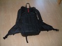 Burton AK Zoom Pack 29L, Modell 2007\n\nFoto von Jrg Reisinger - VIELEN DANK!\n\nKommentar des Nutzers:\n\nMae auen (HxBxT): ca. 50x28x16 cm / Mae innen Fotoabteil (HxBxT): ca. 36x27x13 cm / ein Kamera mit Batteriegriff passt schon rein / robust gebaut / gut gepolstert / sehr bequem zu tragen / variable Einstellmglichkeiten zur Anpassung des Tragesystems / strt beim Snowboarden oder anderen sportlichen Aktivitten nicht mehr, als jeder andere normale (Touren-)Rucksack auch / sehr unaufflliges Design, sieht nicht aus wie ein Foto-Rucksack / variable Inneneinteilung (es sind mehr Trennpolster vorhanden, als abgebildet) / am Rcken zu ffnen: somit bleibt der Rcken trocken, wenn der Rucksack im Schnee liegt, der umlaufende Reiverschluss luft wunderbar leicht, ist sehr gut zu bedienen / geffnetes Fotoabteil kann mit Tuch gegen Schnee abgedeckt werden / 2 Klarsichttaschen an der Innseite des Rckenteils fr Speicherkarten o.. Kleinkram / in der Deckeltasche am oberen Teil des Rucksacks noch Platz fr Handschuhe plus Schneebrille o..; Innenmae der Deckeltasche (HxBxT): ca. 10x28x13 cm / flaches Frontfach ber die ganze Flche fr kleinen, flachen Laptop oder Trinkbeutel oder Mtze + Unterhemd / herausnehmbares Zusatztschchen oben fr z.B. Akkus, um diese am warmen Krper zu tragen / Klarsichttasche am Hftgurt / seitliche Taschen auen unten fr Flasche + Kleinkram / seitliche Taschen ber die gesamte Seite fr Stativ und/oder Lawinensonde, Stil der Lawinenschaufel / Fronttasche fr Schaufelblatt / weitere Befestigungsmglichkeiten fr Zubehr / Befestigungsmglichkeit fr Snowboard / Verbesserungsvorschlge: die Reiverschlsse knnten z.B. durch Abdeckungen besser abgedichtet sein, die Zugverschlsse an den Gurten lockern sich zu leicht (da gibt es bessere) / Fazit: Fr den Preis (ca. 120 Euro) dennoch einer der besten und komfortabelsten Foto-Ruckscke, die ich je gesehen habe. Leider nur schwer zu bekommen.