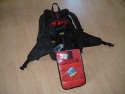 Burton AK Zoom Pack 29L, Modell 2007\n\nFoto von Jrg Reisinger - VIELEN DANK!\n\nKommentar des Nutzers:\n\nMae auen (HxBxT): ca. 50x28x16 cm / Mae innen Fotoabteil (HxBxT): ca. 36x27x13 cm / ein Kamera mit Batteriegriff passt schon rein / robust gebaut / gut gepolstert / sehr bequem zu tragen / variable Einstellmglichkeiten zur Anpassung des Tragesystems / strt beim Snowboarden oder anderen sportlichen Aktivitten nicht mehr, als jeder andere normale (Touren-)Rucksack auch / sehr unaufflliges Design, sieht nicht aus wie ein Foto-Rucksack / variable Inneneinteilung (es sind mehr Trennpolster vorhanden, als abgebildet) / am Rcken zu ffnen: somit bleibt der Rcken trocken, wenn der Rucksack im Schnee liegt, der umlaufende Reiverschluss luft wunderbar leicht, ist sehr gut zu bedienen / geffnetes Fotoabteil kann mit Tuch gegen Schnee abgedeckt werden / 2 Klarsichttaschen an der Innseite des Rckenteils fr Speicherkarten o.. Kleinkram / in der Deckeltasche am oberen Teil des Rucksacks noch Platz fr Handschuhe plus Schneebrille o..; Innenmae der Deckeltasche (HxBxT): ca. 10x28x13 cm / flaches Frontfach ber die ganze Flche fr kleinen, flachen Laptop oder Trinkbeutel oder Mtze + Unterhemd / herausnehmbares Zusatztschchen oben fr z.B. Akkus, um diese am warmen Krper zu tragen / Klarsichttasche am Hftgurt / seitliche Taschen auen unten fr Flasche + Kleinkram / seitliche Taschen ber die gesamte Seite fr Stativ und/oder Lawinensonde, Stil der Lawinenschaufel / Fronttasche fr Schaufelblatt / weitere Befestigungsmglichkeiten fr Zubehr / Befestigungsmglichkeit fr Snowboard / Verbesserungsvorschlge: die Reiverschlsse knnten z.B. durch Abdeckungen besser abgedichtet sein, die Zugverschlsse an den Gurten lockern sich zu leicht (da gibt es bessere) / Fazit: Fr den Preis (ca. 120 Euro) dennoch einer der besten und komfortabelsten Foto-Ruckscke, die ich je gesehen habe. Leider nur schwer zu bekommen.