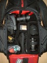 Burton AK Zoom Pack 29L, Modell 2007\n\nFoto von Jrg Reisinger - VIELEN DANK!\n\nKommentar des Nutzers:\n\nMae auen (HxBxT): ca. 50x28x16 cm / Mae innen Fotoabteil (HxBxT): ca. 36x27x13 cm / ein Kamera mit Batteriegriff passt schon rein / robust gebaut / gut gepolstert / sehr bequem zu tragen / variable Einstellmglichkeiten zur Anpassung des Tragesystems / strt beim Snowboarden oder anderen sportlichen Aktivitten nicht mehr, als jeder andere normale (Touren-)Rucksack auch / sehr unaufflliges Design, sieht nicht aus wie ein Foto-Rucksack / variable Inneneinteilung (es sind mehr Trennpolster vorhanden, als abgebildet) / am Rcken zu ffnen: somit bleibt der Rcken trocken, wenn der Rucksack im Schnee liegt, der umlaufende Reiverschluss luft wunderbar leicht, ist sehr gut zu bedienen / geffnetes Fotoabteil kann mit Tuch gegen Schnee abgedeckt werden / 2 Klarsichttaschen an der Innseite des Rckenteils fr Speicherkarten o.. Kleinkram / in der Deckeltasche am oberen Teil des Rucksacks noch Platz fr Handschuhe plus Schneebrille o..; Innenmae der Deckeltasche (HxBxT): ca. 10x28x13 cm / flaches Frontfach ber die ganze Flche fr kleinen, flachen Laptop oder Trinkbeutel oder Mtze + Unterhemd / herausnehmbares Zusatztschchen oben fr z.B. Akkus, um diese am warmen Krper zu tragen / Klarsichttasche am Hftgurt / seitliche Taschen auen unten fr Flasche + Kleinkram / seitliche Taschen ber die gesamte Seite fr Stativ und/oder Lawinensonde, Stil der Lawinenschaufel / Fronttasche fr Schaufelblatt / weitere Befestigungsmglichkeiten fr Zubehr / Befestigungsmglichkeit fr Snowboard / Verbesserungsvorschlge: die Reiverschlsse knnten z.B. durch Abdeckungen besser abgedichtet sein, die Zugverschlsse an den Gurten lockern sich zu leicht (da gibt es bessere) / Fazit: Fr den Preis (ca. 120 Euro) dennoch einer der besten und komfortabelsten Foto-Ruckscke, die ich je gesehen habe. Leider nur schwer zu bekommen.