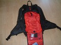 Burton AK Zoom Pack 29L, Modell 2007\n\nFoto von Jrg Reisinger - VIELEN DANK!\n\nKommentar des Nutzers:\n\nMae auen (HxBxT): ca. 50x28x16 cm / Mae innen Fotoabteil (HxBxT): ca. 36x27x13 cm / ein Kamera mit Batteriegriff passt schon rein / robust gebaut / gut gepolstert / sehr bequem zu tragen / variable Einstellmglichkeiten zur Anpassung des Tragesystems / strt beim Snowboarden oder anderen sportlichen Aktivitten nicht mehr, als jeder andere normale (Touren-)Rucksack auch / sehr unaufflliges Design, sieht nicht aus wie ein Foto-Rucksack / variable Inneneinteilung (es sind mehr Trennpolster vorhanden, als abgebildet) / am Rcken zu ffnen: somit bleibt der Rcken trocken, wenn der Rucksack im Schnee liegt, der umlaufende Reiverschluss luft wunderbar leicht, ist sehr gut zu bedienen / geffnetes Fotoabteil kann mit Tuch gegen Schnee abgedeckt werden / 2 Klarsichttaschen an der Innseite des Rckenteils fr Speicherkarten o.. Kleinkram / in der Deckeltasche am oberen Teil des Rucksacks noch Platz fr Handschuhe plus Schneebrille o..; Innenmae der Deckeltasche (HxBxT): ca. 10x28x13 cm / flaches Frontfach ber die ganze Flche fr kleinen, flachen Laptop oder Trinkbeutel oder Mtze + Unterhemd / herausnehmbares Zusatztschchen oben fr z.B. Akkus, um diese am warmen Krper zu tragen / Klarsichttasche am Hftgurt / seitliche Taschen auen unten fr Flasche + Kleinkram / seitliche Taschen ber die gesamte Seite fr Stativ und/oder Lawinensonde, Stil der Lawinenschaufel / Fronttasche fr Schaufelblatt / weitere Befestigungsmglichkeiten fr Zubehr / Befestigungsmglichkeit fr Snowboard / Verbesserungsvorschlge: die Reiverschlsse knnten z.B. durch Abdeckungen besser abgedichtet sein, die Zugverschlsse an den Gurten lockern sich zu leicht (da gibt es bessere) / Fazit: Fr den Preis (ca. 120 Euro) dennoch einer der besten und komfortabelsten Foto-Ruckscke, die ich je gesehen habe. Leider nur schwer zu bekommen.