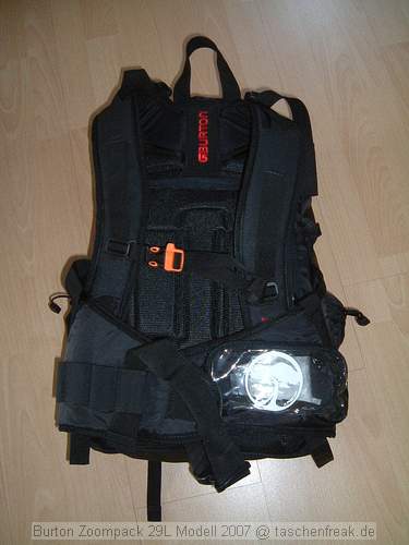 Burton AK Zoom Pack 29L, Modell 2007\n\nFoto von Jrg Reisinger - VIELEN DANK!\n\nKommentar des Nutzers:\n\nMae auen (HxBxT): ca. 50x28x16 cm / Mae innen Fotoabteil (HxBxT): ca. 36x27x13 cm / ein Kamera mit Batteriegriff passt schon rein / robust gebaut / gut gepolstert / sehr bequem zu tragen / variable Einstellmglichkeiten zur Anpassung des Tragesystems / strt beim Snowboarden oder anderen sportlichen Aktivitten nicht mehr, als jeder andere normale (Touren-)Rucksack auch / sehr unaufflliges Design, sieht nicht aus wie ein Foto-Rucksack / variable Inneneinteilung (es sind mehr Trennpolster vorhanden, als abgebildet) / am Rcken zu ffnen: somit bleibt der Rcken trocken, wenn der Rucksack im Schnee liegt, der umlaufende Reiverschluss luft wunderbar leicht, ist sehr gut zu bedienen / geffnetes Fotoabteil kann mit Tuch gegen Schnee abgedeckt werden / 2 Klarsichttaschen an der Innseite des Rckenteils fr Speicherkarten o.. Kleinkram / in der Deckeltasche am oberen Teil des Rucksacks noch Platz fr Handschuhe plus Schneebrille o..; Innenmae der Deckeltasche (HxBxT): ca. 10x28x13 cm / flaches Frontfach ber die ganze Flche fr kleinen, flachen Laptop oder Trinkbeutel oder Mtze + Unterhemd / herausnehmbares Zusatztschchen oben fr z.B. Akkus, um diese am warmen Krper zu tragen / Klarsichttasche am Hftgurt / seitliche Taschen auen unten fr Flasche + Kleinkram / seitliche Taschen ber die gesamte Seite fr Stativ und/oder Lawinensonde, Stil der Lawinenschaufel / Fronttasche fr Schaufelblatt / weitere Befestigungsmglichkeiten fr Zubehr / Befestigungsmglichkeit fr Snowboard / Verbesserungsvorschlge: die Reiverschlsse knnten z.B. durch Abdeckungen besser abgedichtet sein, die Zugverschlsse an den Gurten lockern sich zu leicht (da gibt es bessere) / Fazit: Fr den Preis (ca. 120 Euro) dennoch einer der besten und komfortabelsten Foto-Ruckscke, die ich je gesehen habe. Leider nur schwer zu bekommen.