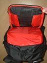 Burton AK Zoom Pack 29L, Modell 2007\n\nFoto von Jrg Reisinger - VIELEN DANK!\n\nKommentar des Nutzers:\n\nMae auen (HxBxT): ca. 50x28x16 cm / Mae innen Fotoabteil (HxBxT): ca. 36x27x13 cm / ein Kamera mit Batteriegriff passt schon rein / robust gebaut / gut gepolstert / sehr bequem zu tragen / variable Einstellmglichkeiten zur Anpassung des Tragesystems / strt beim Snowboarden oder anderen sportlichen Aktivitten nicht mehr, als jeder andere normale (Touren-)Rucksack auch / sehr unaufflliges Design, sieht nicht aus wie ein Foto-Rucksack / variable Inneneinteilung (es sind mehr Trennpolster vorhanden, als abgebildet) / am Rcken zu ffnen: somit bleibt der Rcken trocken, wenn der Rucksack im Schnee liegt, der umlaufende Reiverschluss luft wunderbar leicht, ist sehr gut zu bedienen / geffnetes Fotoabteil kann mit Tuch gegen Schnee abgedeckt werden / 2 Klarsichttaschen an der Innseite des Rckenteils fr Speicherkarten o.. Kleinkram / in der Deckeltasche am oberen Teil des Rucksacks noch Platz fr Handschuhe plus Schneebrille o..; Innenmae der Deckeltasche (HxBxT): ca. 10x28x13 cm / flaches Frontfach ber die ganze Flche fr kleinen, flachen Laptop oder Trinkbeutel oder Mtze + Unterhemd / herausnehmbares Zusatztschchen oben fr z.B. Akkus, um diese am warmen Krper zu tragen / Klarsichttasche am Hftgurt / seitliche Taschen auen unten fr Flasche + Kleinkram / seitliche Taschen ber die gesamte Seite fr Stativ und/oder Lawinensonde, Stil der Lawinenschaufel / Fronttasche fr Schaufelblatt / weitere Befestigungsmglichkeiten fr Zubehr / Befestigungsmglichkeit fr Snowboard / Verbesserungsvorschlge: die Reiverschlsse knnten z.B. durch Abdeckungen besser abgedichtet sein, die Zugverschlsse an den Gurten lockern sich zu leicht (da gibt es bessere) / Fazit: Fr den Preis (ca. 120 Euro) dennoch einer der besten und komfortabelsten Foto-Ruckscke, die ich je gesehen habe. Leider nur schwer zu bekommen.