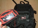 Burton AK Zoom Pack 29L, Modell 2007\n\nFoto von Jrg Reisinger - VIELEN DANK!\n\nKommentar des Nutzers:\n\nMae auen (HxBxT): ca. 50x28x16 cm / Mae innen Fotoabteil (HxBxT): ca. 36x27x13 cm / ein Kamera mit Batteriegriff passt schon rein / robust gebaut / gut gepolstert / sehr bequem zu tragen / variable Einstellmglichkeiten zur Anpassung des Tragesystems / strt beim Snowboarden oder anderen sportlichen Aktivitten nicht mehr, als jeder andere normale (Touren-)Rucksack auch / sehr unaufflliges Design, sieht nicht aus wie ein Foto-Rucksack / variable Inneneinteilung (es sind mehr Trennpolster vorhanden, als abgebildet) / am Rcken zu ffnen: somit bleibt der Rcken trocken, wenn der Rucksack im Schnee liegt, der umlaufende Reiverschluss luft wunderbar leicht, ist sehr gut zu bedienen / geffnetes Fotoabteil kann mit Tuch gegen Schnee abgedeckt werden / 2 Klarsichttaschen an der Innseite des Rckenteils fr Speicherkarten o.. Kleinkram / in der Deckeltasche am oberen Teil des Rucksacks noch Platz fr Handschuhe plus Schneebrille o..; Innenmae der Deckeltasche (HxBxT): ca. 10x28x13 cm / flaches Frontfach ber die ganze Flche fr kleinen, flachen Laptop oder Trinkbeutel oder Mtze + Unterhemd / herausnehmbares Zusatztschchen oben fr z.B. Akkus, um diese am warmen Krper zu tragen / Klarsichttasche am Hftgurt / seitliche Taschen auen unten fr Flasche + Kleinkram / seitliche Taschen ber die gesamte Seite fr Stativ und/oder Lawinensonde, Stil der Lawinenschaufel / Fronttasche fr Schaufelblatt / weitere Befestigungsmglichkeiten fr Zubehr / Befestigungsmglichkeit fr Snowboard / Verbesserungsvorschlge: die Reiverschlsse knnten z.B. durch Abdeckungen besser abgedichtet sein, die Zugverschlsse an den Gurten lockern sich zu leicht (da gibt es bessere) / Fazit: Fr den Preis (ca. 120 Euro) dennoch einer der besten und komfortabelsten Foto-Ruckscke, die ich je gesehen habe. Leider nur schwer zu bekommen.