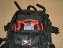 Burton AK Zoom Pack 29L, Modell 2007\n\nFoto von Jrg Reisinger - VIELEN DANK!\n\nKommentar des Nutzers:\n\nMae auen (HxBxT): ca. 50x28x16 cm / Mae innen Fotoabteil (HxBxT): ca. 36x27x13 cm / ein Kamera mit Batteriegriff passt schon rein / robust gebaut / gut gepolstert / sehr bequem zu tragen / variable Einstellmglichkeiten zur Anpassung des Tragesystems / strt beim Snowboarden oder anderen sportlichen Aktivitten nicht mehr, als jeder andere normale (Touren-)Rucksack auch / sehr unaufflliges Design, sieht nicht aus wie ein Foto-Rucksack / variable Inneneinteilung (es sind mehr Trennpolster vorhanden, als abgebildet) / am Rcken zu ffnen: somit bleibt der Rcken trocken, wenn der Rucksack im Schnee liegt, der umlaufende Reiverschluss luft wunderbar leicht, ist sehr gut zu bedienen / geffnetes Fotoabteil kann mit Tuch gegen Schnee abgedeckt werden / 2 Klarsichttaschen an der Innseite des Rckenteils fr Speicherkarten o.. Kleinkram / in der Deckeltasche am oberen Teil des Rucksacks noch Platz fr Handschuhe plus Schneebrille o..; Innenmae der Deckeltasche (HxBxT): ca. 10x28x13 cm / flaches Frontfach ber die ganze Flche fr kleinen, flachen Laptop oder Trinkbeutel oder Mtze + Unterhemd / herausnehmbares Zusatztschchen oben fr z.B. Akkus, um diese am warmen Krper zu tragen / Klarsichttasche am Hftgurt / seitliche Taschen auen unten fr Flasche + Kleinkram / seitliche Taschen ber die gesamte Seite fr Stativ und/oder Lawinensonde, Stil der Lawinenschaufel / Fronttasche fr Schaufelblatt / weitere Befestigungsmglichkeiten fr Zubehr / Befestigungsmglichkeit fr Snowboard / Verbesserungsvorschlge: die Reiverschlsse knnten z.B. durch Abdeckungen besser abgedichtet sein, die Zugverschlsse an den Gurten lockern sich zu leicht (da gibt es bessere) / Fazit: Fr den Preis (ca. 120 Euro) dennoch einer der besten und komfortabelsten Foto-Ruckscke, die ich je gesehen habe. Leider nur schwer zu bekommen.