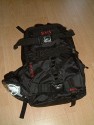 Burton AK Zoom Pack 29L, Modell 2007\n\nFoto von Jrg Reisinger - VIELEN DANK!\n\nKommentar des Nutzers:\n\nMae auen (HxBxT): ca. 50x28x16 cm / Mae innen Fotoabteil (HxBxT): ca. 36x27x13 cm / ein Kamera mit Batteriegriff passt schon rein / robust gebaut / gut gepolstert / sehr bequem zu tragen / variable Einstellmglichkeiten zur Anpassung des Tragesystems / strt beim Snowboarden oder anderen sportlichen Aktivitten nicht mehr, als jeder andere normale (Touren-)Rucksack auch / sehr unaufflliges Design, sieht nicht aus wie ein Foto-Rucksack / variable Inneneinteilung (es sind mehr Trennpolster vorhanden, als abgebildet) / am Rcken zu ffnen: somit bleibt der Rcken trocken, wenn der Rucksack im Schnee liegt, der umlaufende Reiverschluss luft wunderbar leicht, ist sehr gut zu bedienen / geffnetes Fotoabteil kann mit Tuch gegen Schnee abgedeckt werden / 2 Klarsichttaschen an der Innseite des Rckenteils fr Speicherkarten o.. Kleinkram / in der Deckeltasche am oberen Teil des Rucksacks noch Platz fr Handschuhe plus Schneebrille o..; Innenmae der Deckeltasche (HxBxT): ca. 10x28x13 cm / flaches Frontfach ber die ganze Flche fr kleinen, flachen Laptop oder Trinkbeutel oder Mtze + Unterhemd / herausnehmbares Zusatztschchen oben fr z.B. Akkus, um diese am warmen Krper zu tragen / Klarsichttasche am Hftgurt / seitliche Taschen auen unten fr Flasche + Kleinkram / seitliche Taschen ber die gesamte Seite fr Stativ und/oder Lawinensonde, Stil der Lawinenschaufel / Fronttasche fr Schaufelblatt / weitere Befestigungsmglichkeiten fr Zubehr / Befestigungsmglichkeit fr Snowboard / Verbesserungsvorschlge: die Reiverschlsse knnten z.B. durch Abdeckungen besser abgedichtet sein, die Zugverschlsse an den Gurten lockern sich zu leicht (da gibt es bessere) / Fazit: Fr den Preis (ca. 120 Euro) dennoch einer der besten und komfortabelsten Foto-Ruckscke, die ich je gesehen habe. Leider nur schwer zu bekommen.