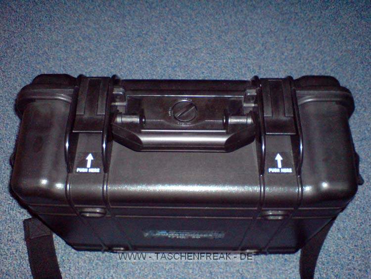 B&W OUTDOOR CASE 50\n\nBilder und Text von einem anonymen User - VIELEN DANK!\n\nKommentar:\n\nHallo Herr Langer,\n \nanbei sende ich Ihnen mal ein paar Bilder vom B&W Outdoor Case Typ 50.\n \nBitte verffentlichen Sie die Bilder ohne Namen. Danke.\n \nDas schreibt der Hersteller dazu:\n \nhttp://www.outdoor-cases.com/index.php?content=type50\nsuperstabil und stapelbar \nstaubdicht, luftdicht, wasserdicht \nindividuelle Inneneinrichtung \nLuftdruckausgleichsventil \ntemperaturstabil von -40C bis +80C \nunkaputtbarer Koffer aus Ultra High-Impact ABS Plastik \nsen fr Vorhngeschloss(fr grere Modelle) \nTragegurt und Rucksacksystem mglich \nStandardfarben schwarz und orange \nlebenslange Garantie\nInnenmae\n(mm) \n420x300x170\nAuenmae\n(mm) \n455x365x185\nGewicht\n3,0 kg\nVolumen\nca. 21 l\n \n \nViele Gre