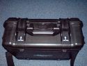 B&W OUTDOOR CASE 50\n\nBilder und Text von einem anonymen User - VIELEN DANK!\n\nKommentar:\n\nHallo Herr Langer,\n \nanbei sende ich Ihnen mal ein paar Bilder vom B&W Outdoor Case Typ 50.\n \nBitte verffentlichen Sie die Bilder ohne Namen. Danke.\n \nDas schreibt der Hersteller dazu:\n \nhttp://www.outdoor-cases.com/index.php?content=type50\nsuperstabil und stapelbar \nstaubdicht, luftdicht, wasserdicht \nindividuelle Inneneinrichtung \nLuftdruckausgleichsventil \ntemperaturstabil von -40C bis +80C \nunkaputtbarer Koffer aus Ultra High-Impact ABS Plastik \nsen fr Vorhngeschloss(fr grere Modelle) \nTragegurt und Rucksacksystem mglich \nStandardfarben schwarz und orange \nlebenslange Garantie\nInnenmae\n(mm) \n420x300x170\nAuenmae\n(mm) \n455x365x185\nGewicht\n3,0 kg\nVolumen\nca. 21 l\n \n \nViele Gre