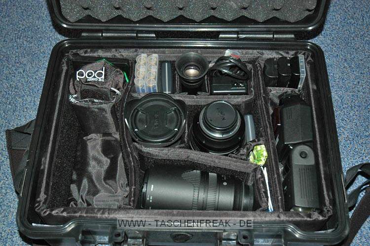 B&W OUTDOOR CASE 50\n\nBilder und Text von einem anonymen User - VIELEN DANK!\n\nKommentar:\n\nHallo Herr Langer,\n \nanbei sende ich Ihnen mal ein paar Bilder vom B&W Outdoor Case Typ 50.\n \nBitte verffentlichen Sie die Bilder ohne Namen. Danke.\n \nDas schreibt der Hersteller dazu:\n \nhttp://www.outdoor-cases.com/index.php?content=type50\nsuperstabil und stapelbar \nstaubdicht, luftdicht, wasserdicht \nindividuelle Inneneinrichtung \nLuftdruckausgleichsventil \ntemperaturstabil von -40C bis +80C \nunkaputtbarer Koffer aus Ultra High-Impact ABS Plastik \nsen fr Vorhngeschloss(fr grere Modelle) \nTragegurt und Rucksacksystem mglich \nStandardfarben schwarz und orange \nlebenslange Garantie\nInnenmae\n(mm) \n420x300x170\nAuenmae\n(mm) \n455x365x185\nGewicht\n3,0 kg\nVolumen\nca. 21 l\n \n \nViele Gre